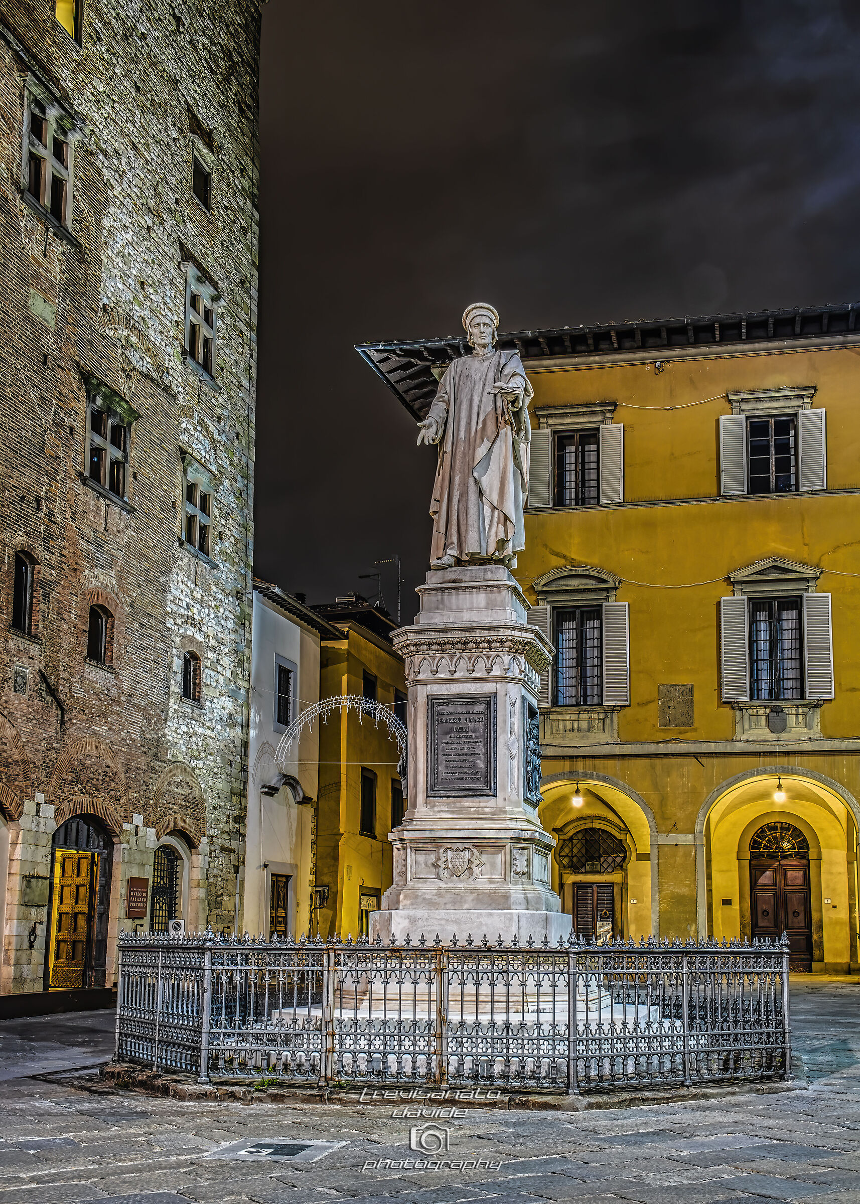 Monument to Francesco Datini in Piazza del Comune