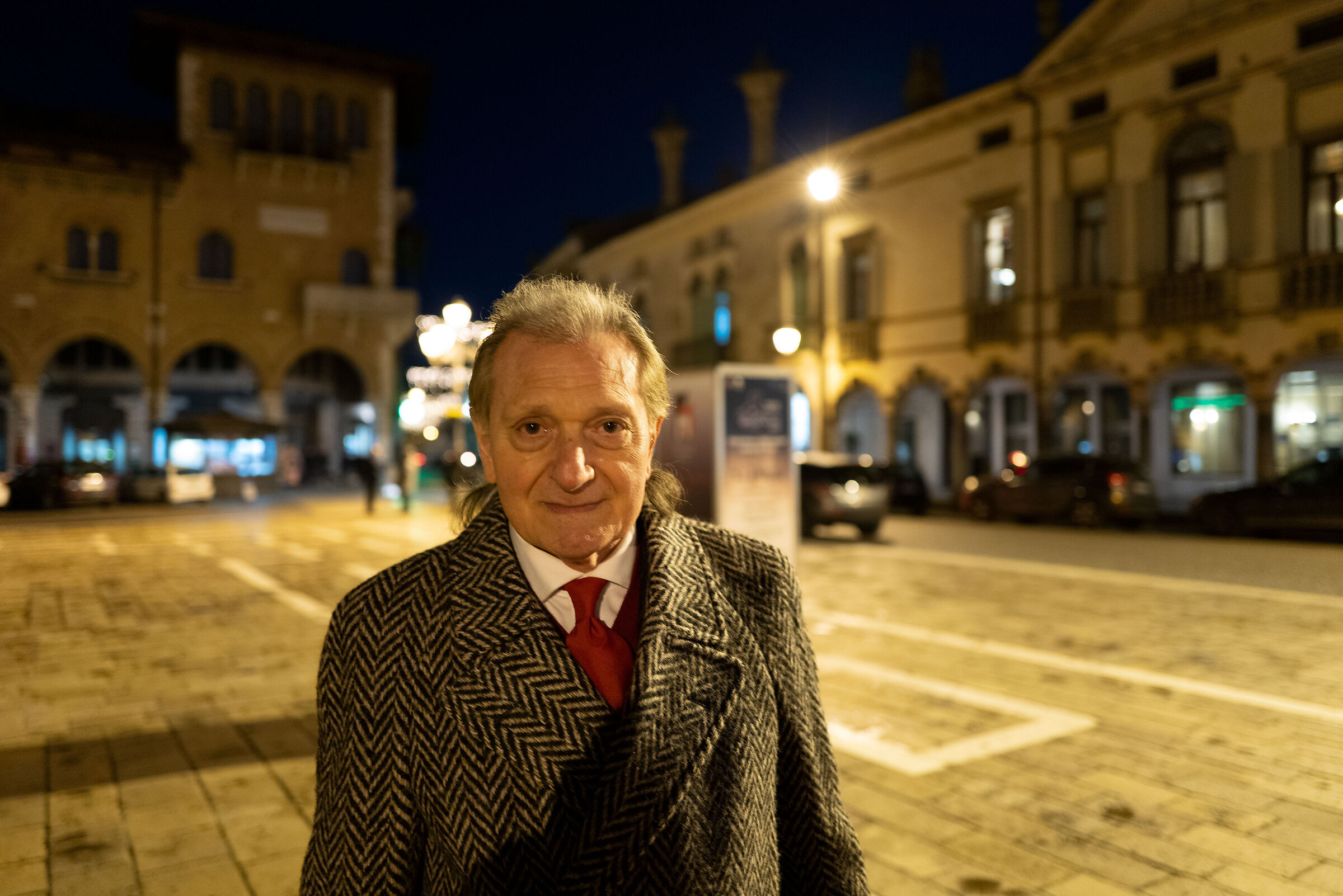 Carlo, il mezzobusto più elegante sulla piazza!