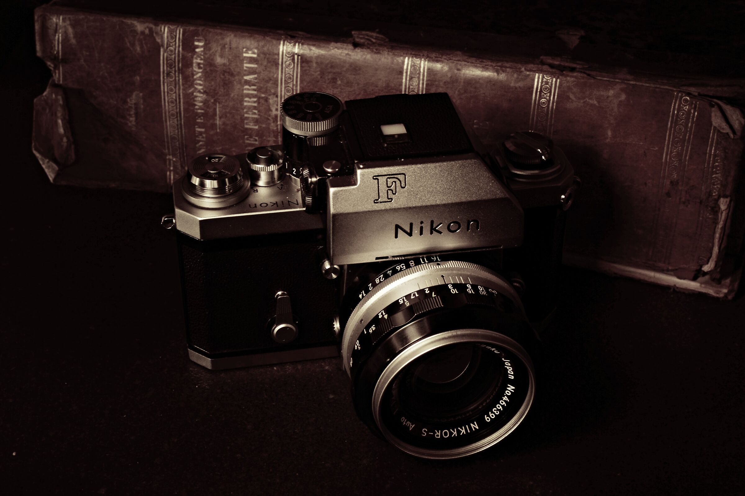 Nikon F su libro antico