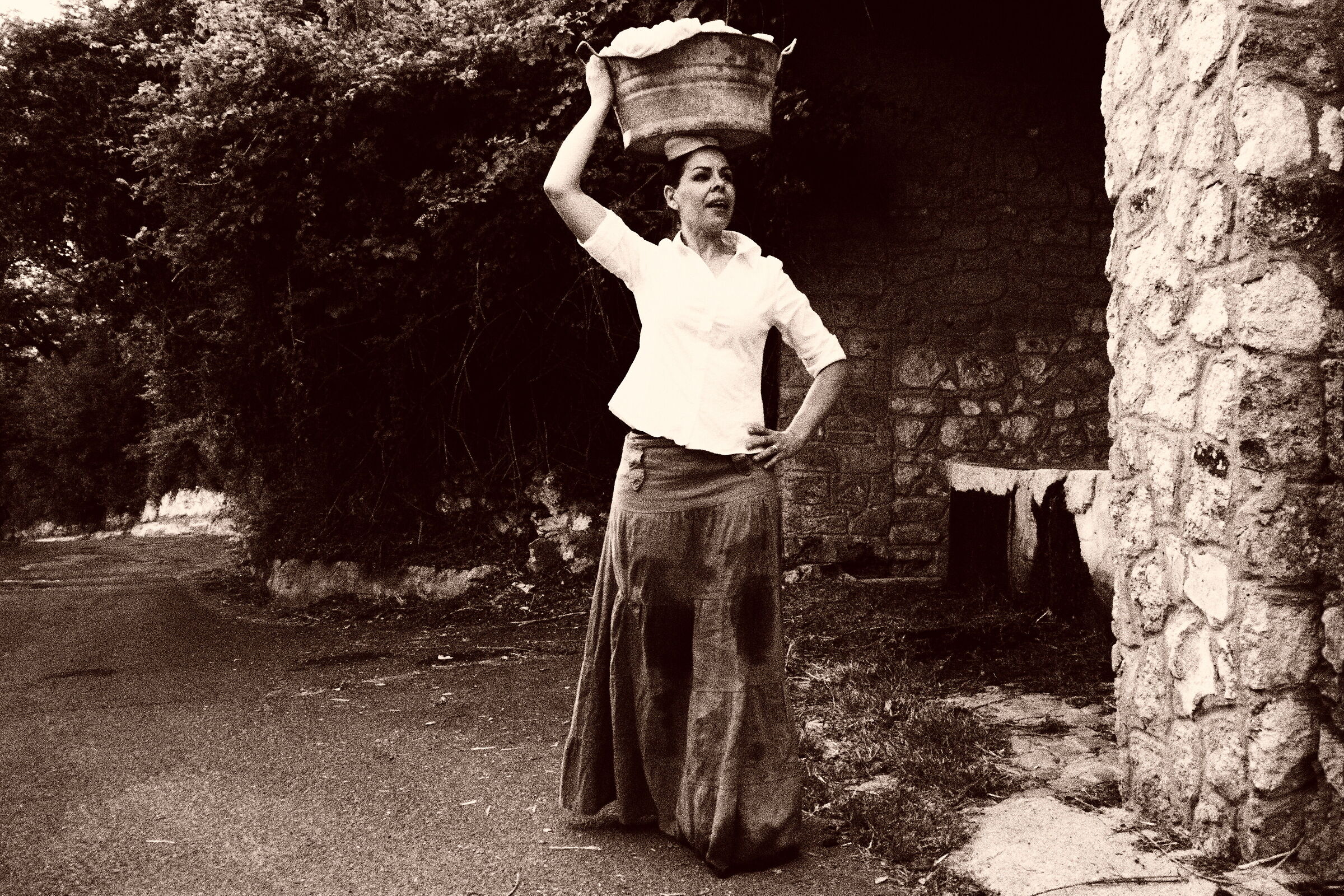 Lavandaia di ritorno a casa