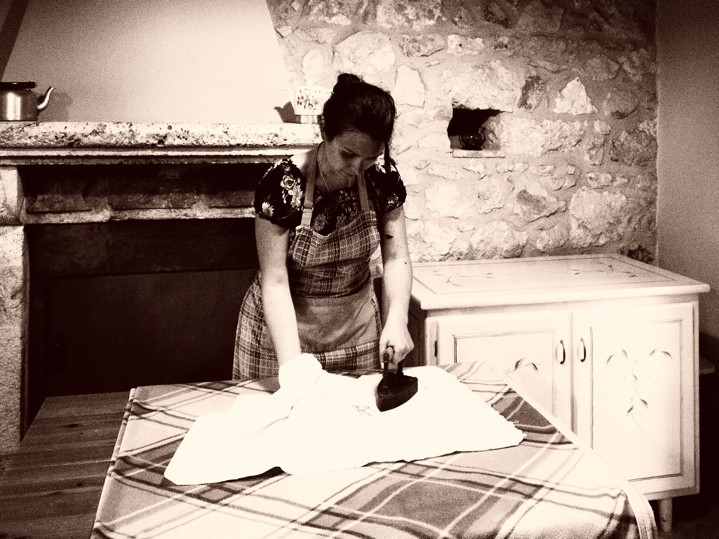 Stiratura dei panni con ferro a carbone