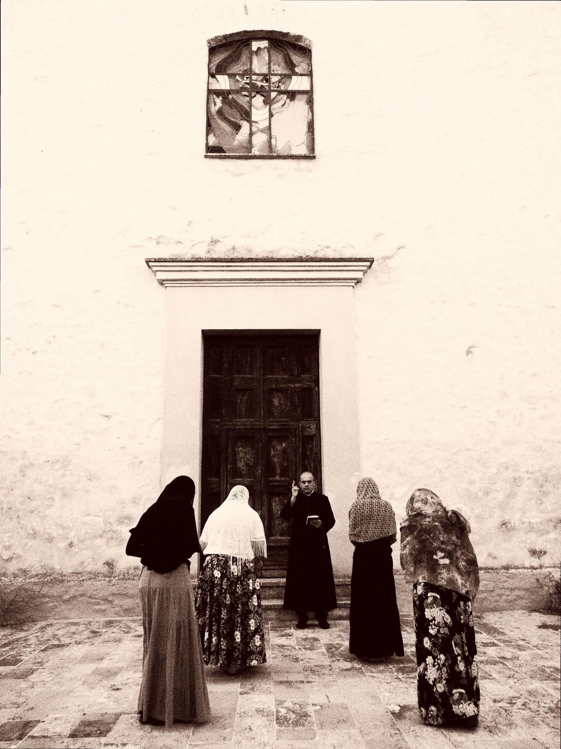 Messa della domenica.. arrivo in chiesa