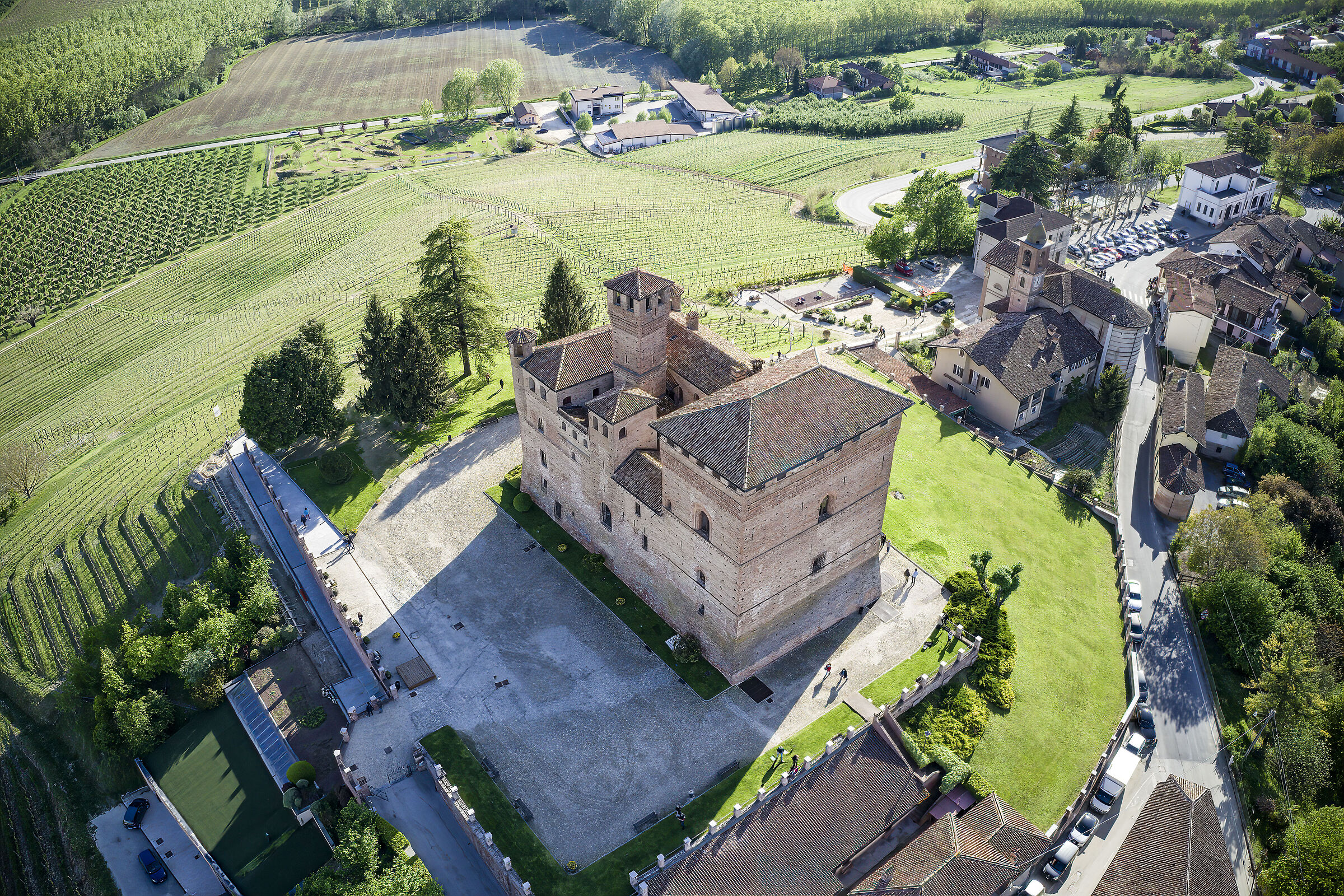 Castello Grinzane & Cavour wide