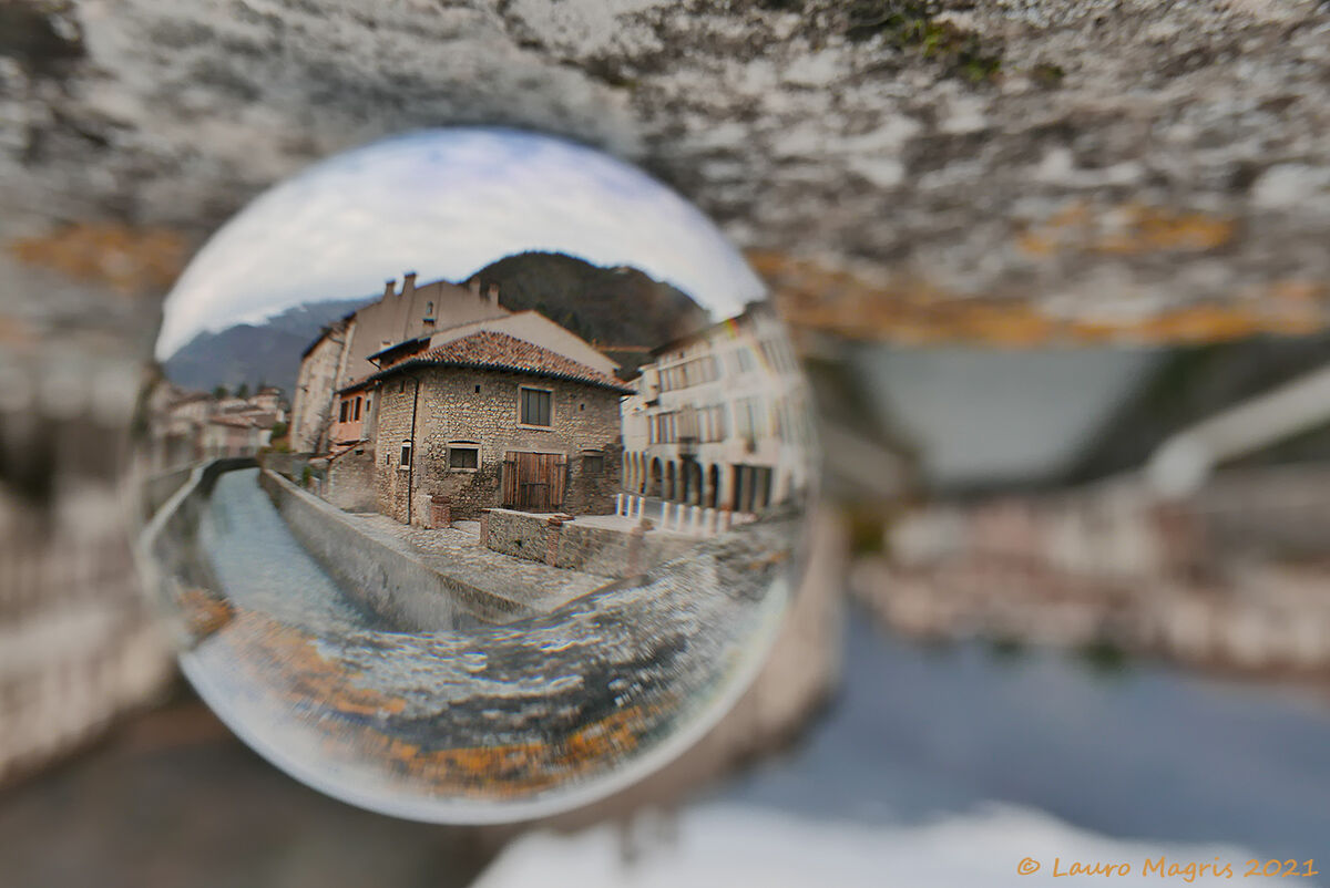 Serravalle in una sfera