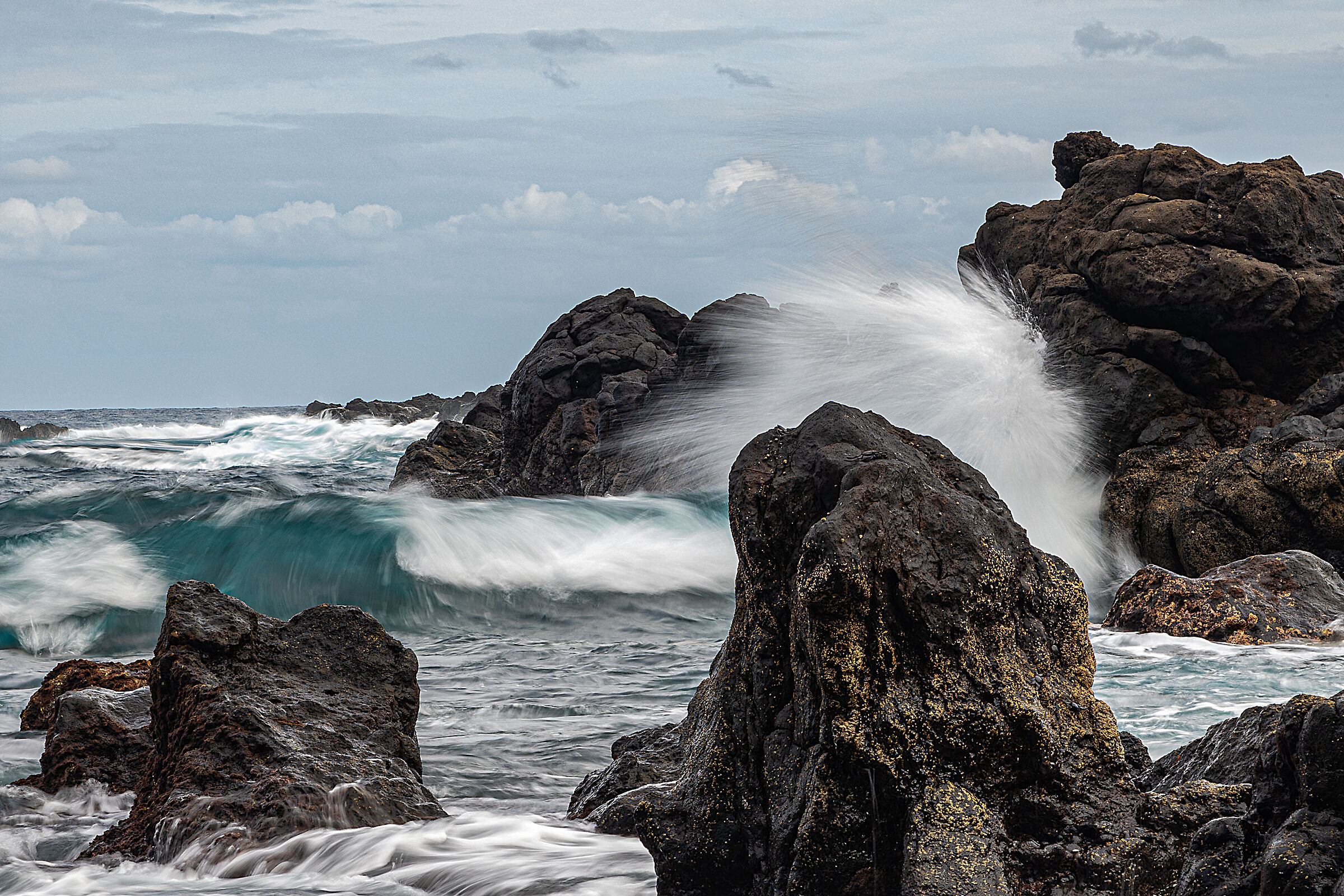 Rocce vulcaniche nell'oceano Atlantico