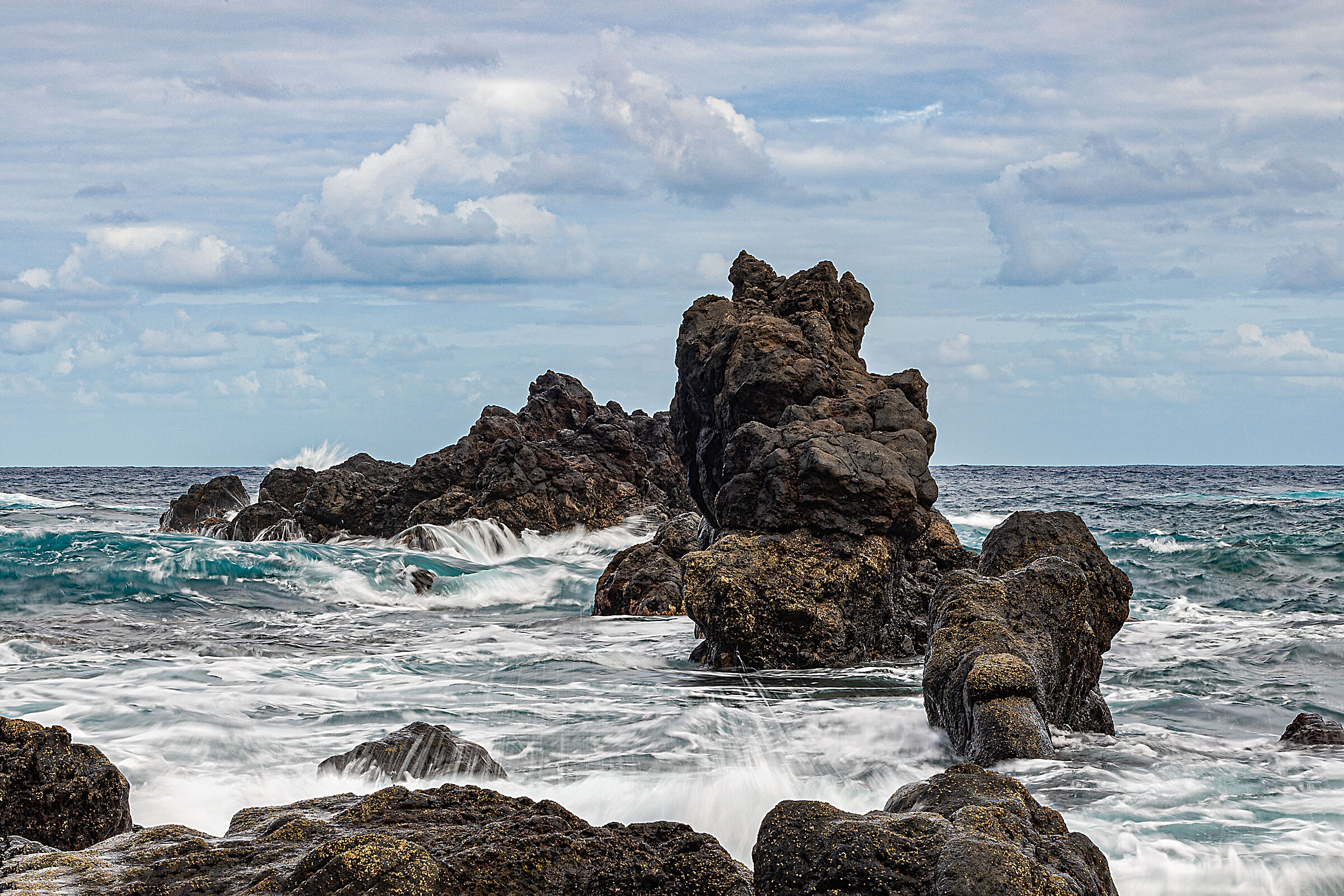 Rocce vulcaniche nell'oceano Atlantico