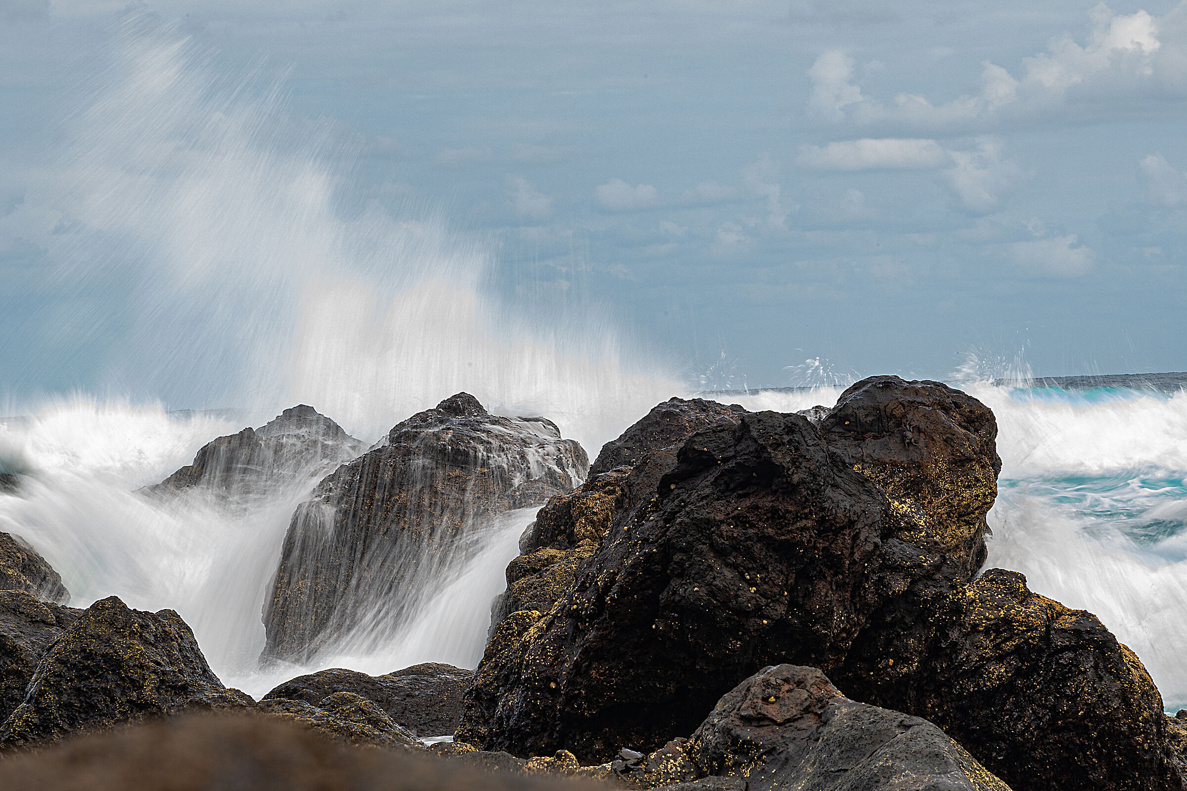 Rocce vulcaniche nell'oceano Atlantico