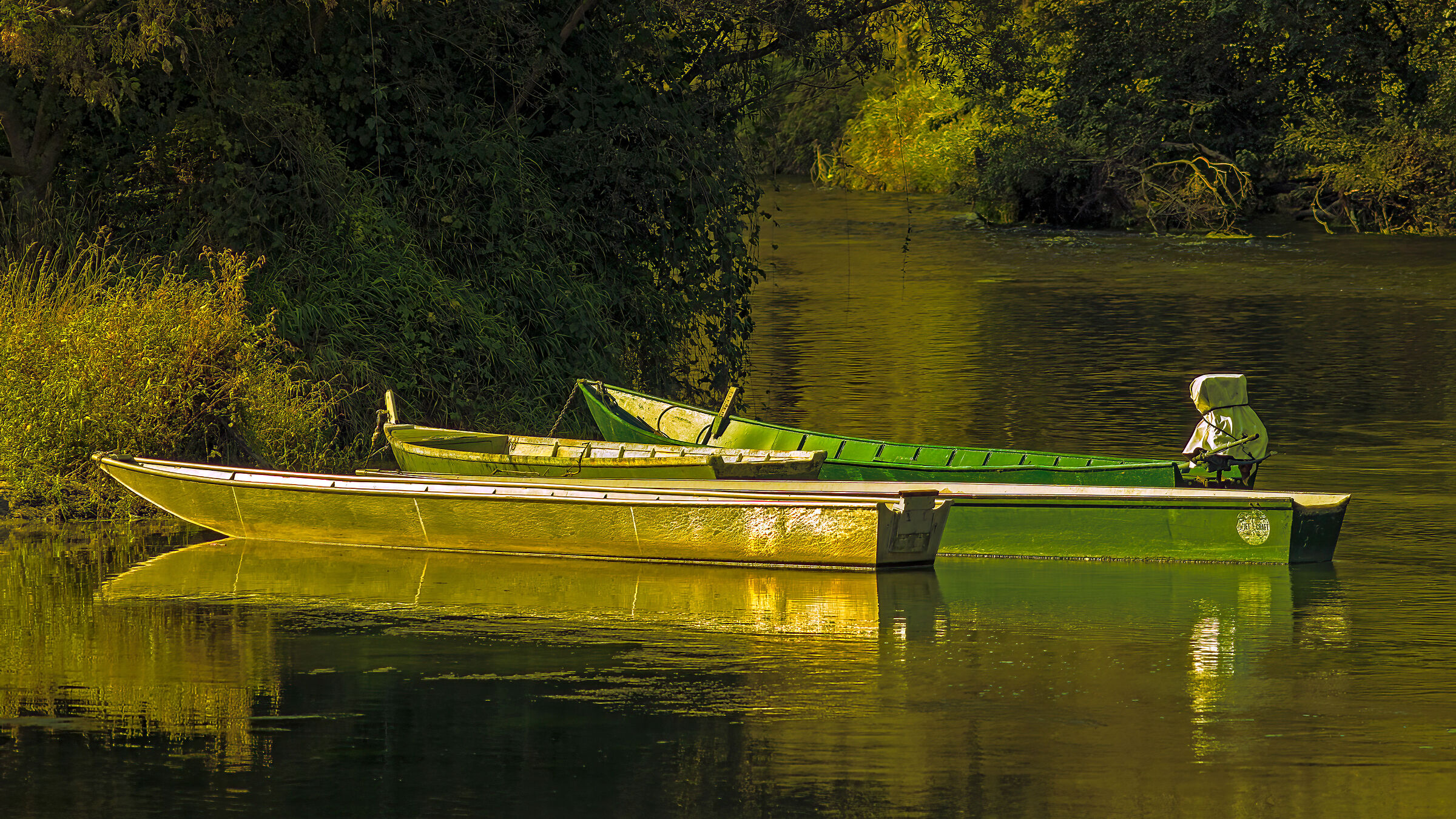 Il fiume scorre lento