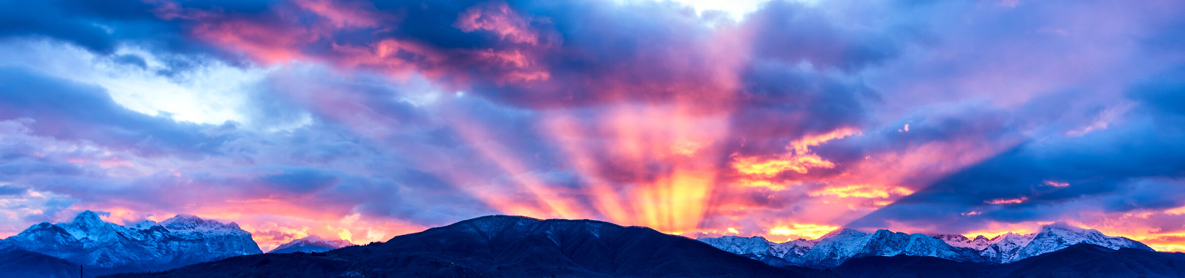 Tramonto sulle alpi apuane dalla finestra di casa