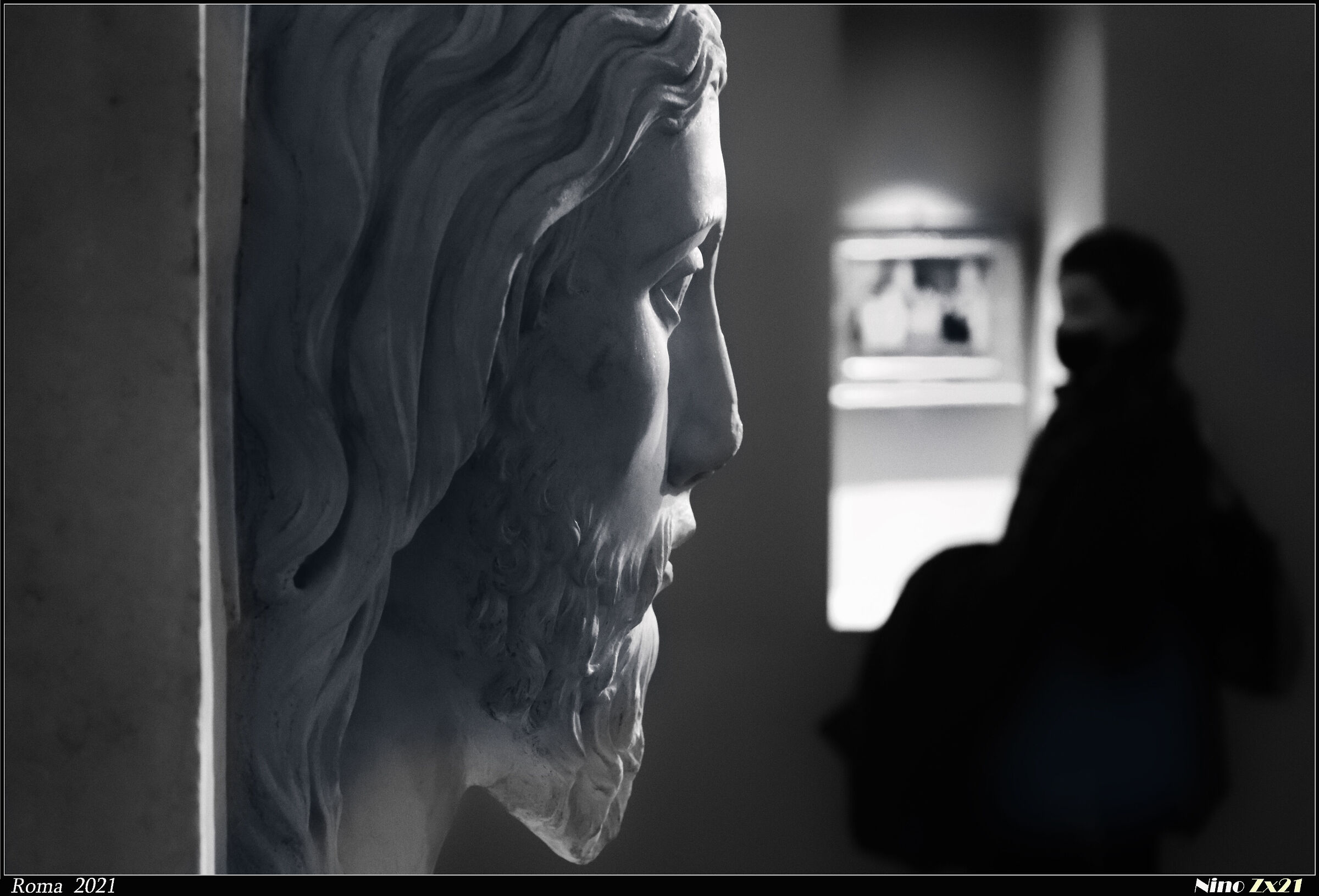 Inversione: Quando l'arte osserva il visitatore.