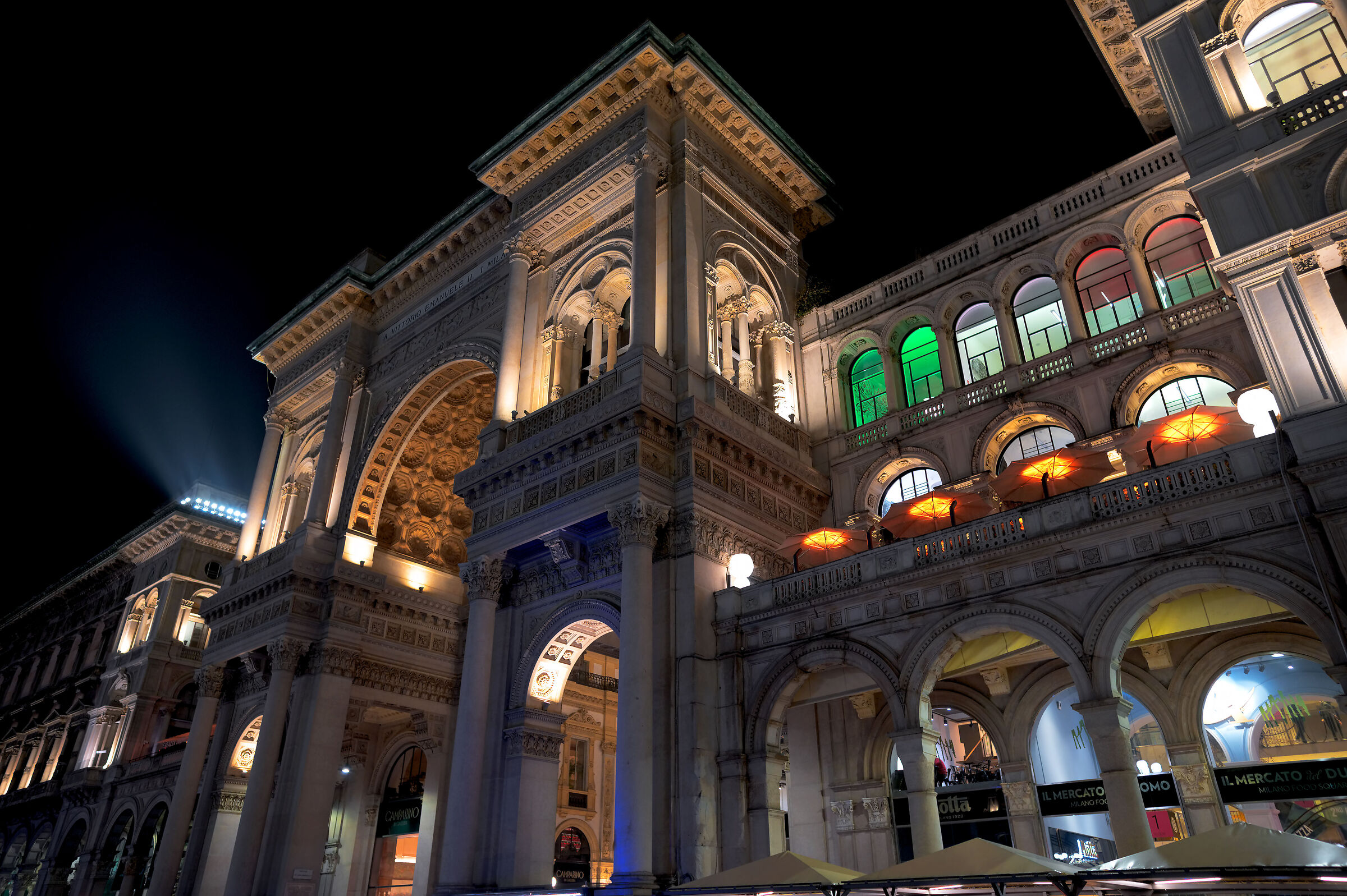 In centro, la galleria