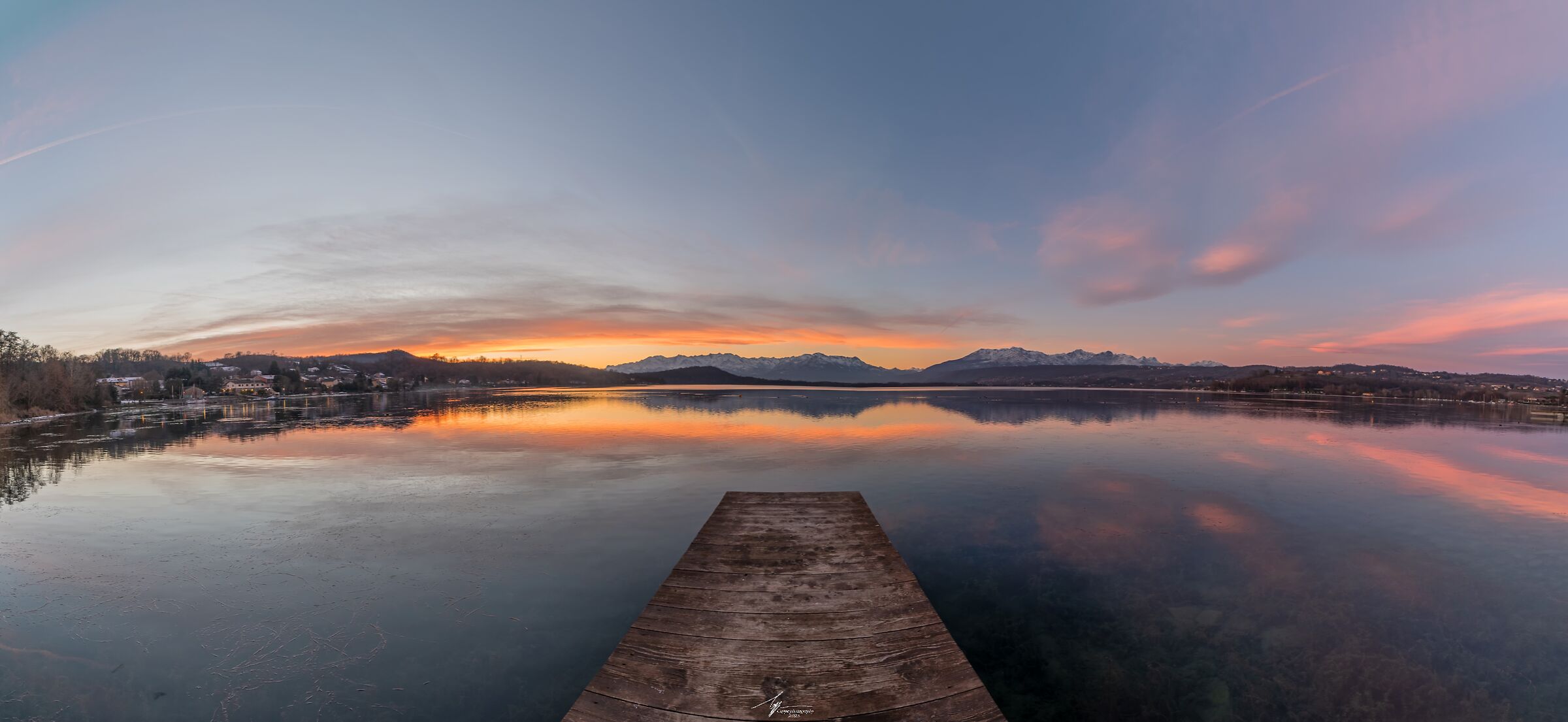 Un freddo tramonto sul lago