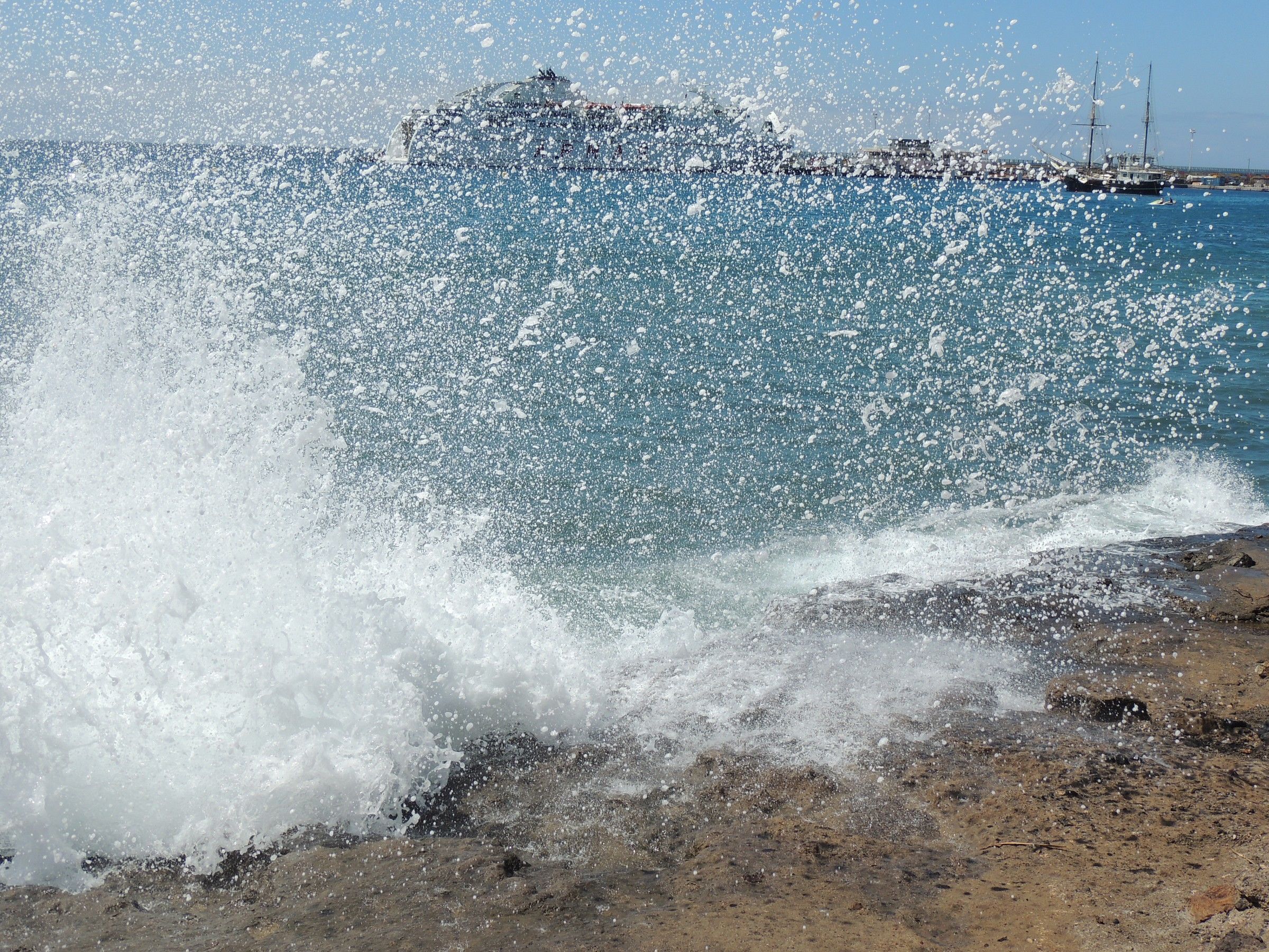 Port of Los Crisitanos, ship Armas behind the spray