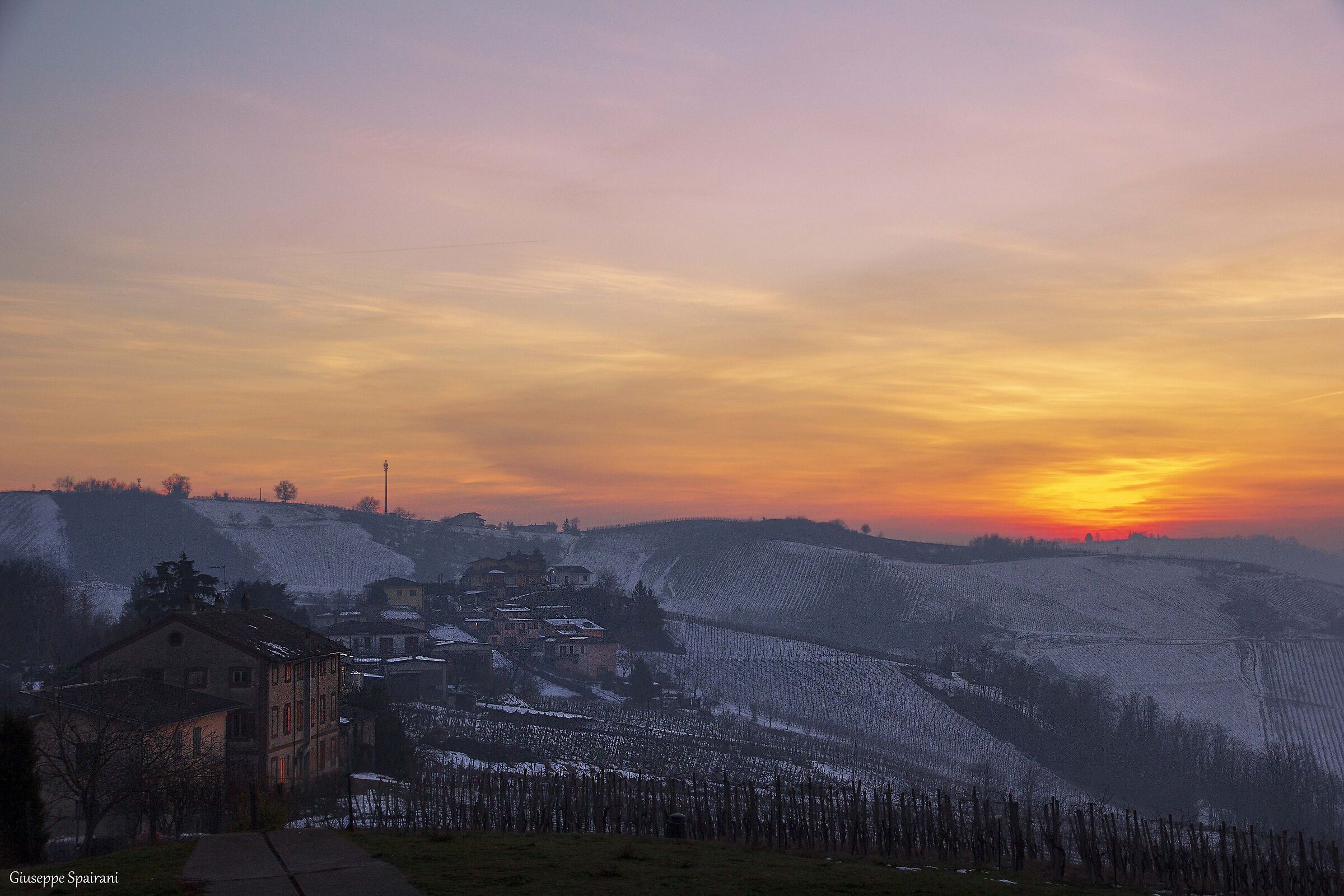 tramonto infuocato sul gelo invernale