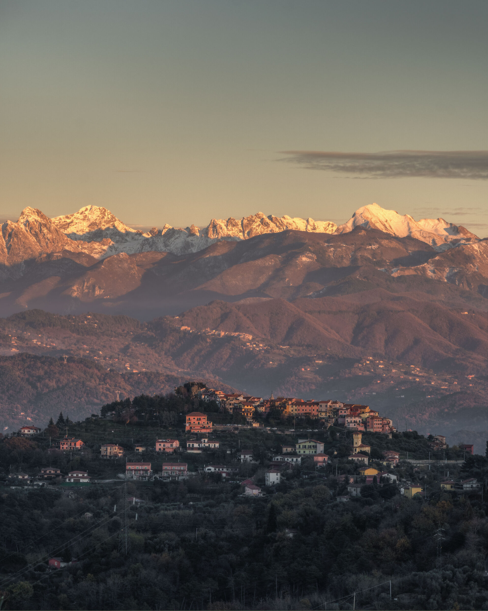 Vezzano Ligure e le apuane