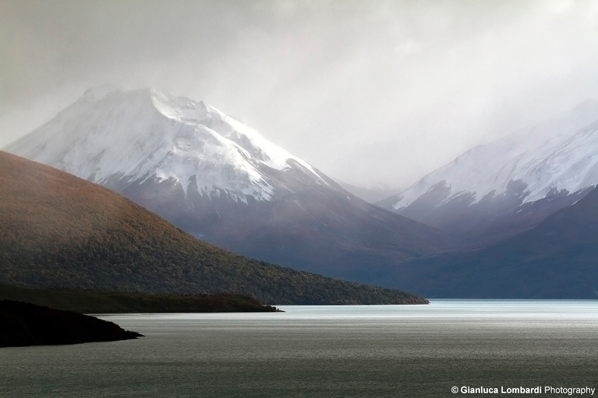 Pietre ghiacciate nella nebbia