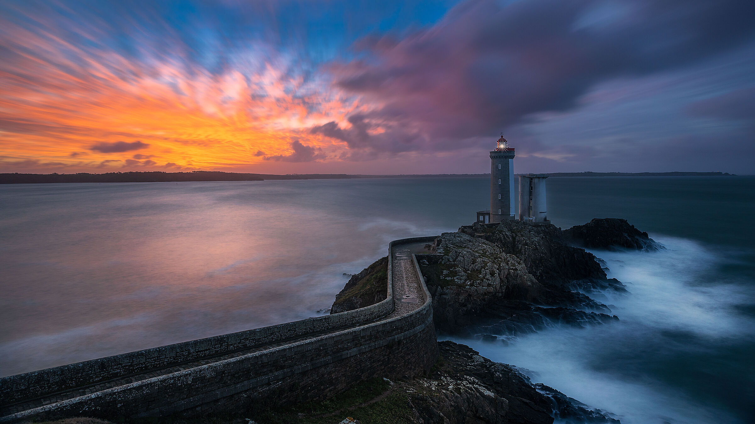 un'alba infuocata al Petit Minou