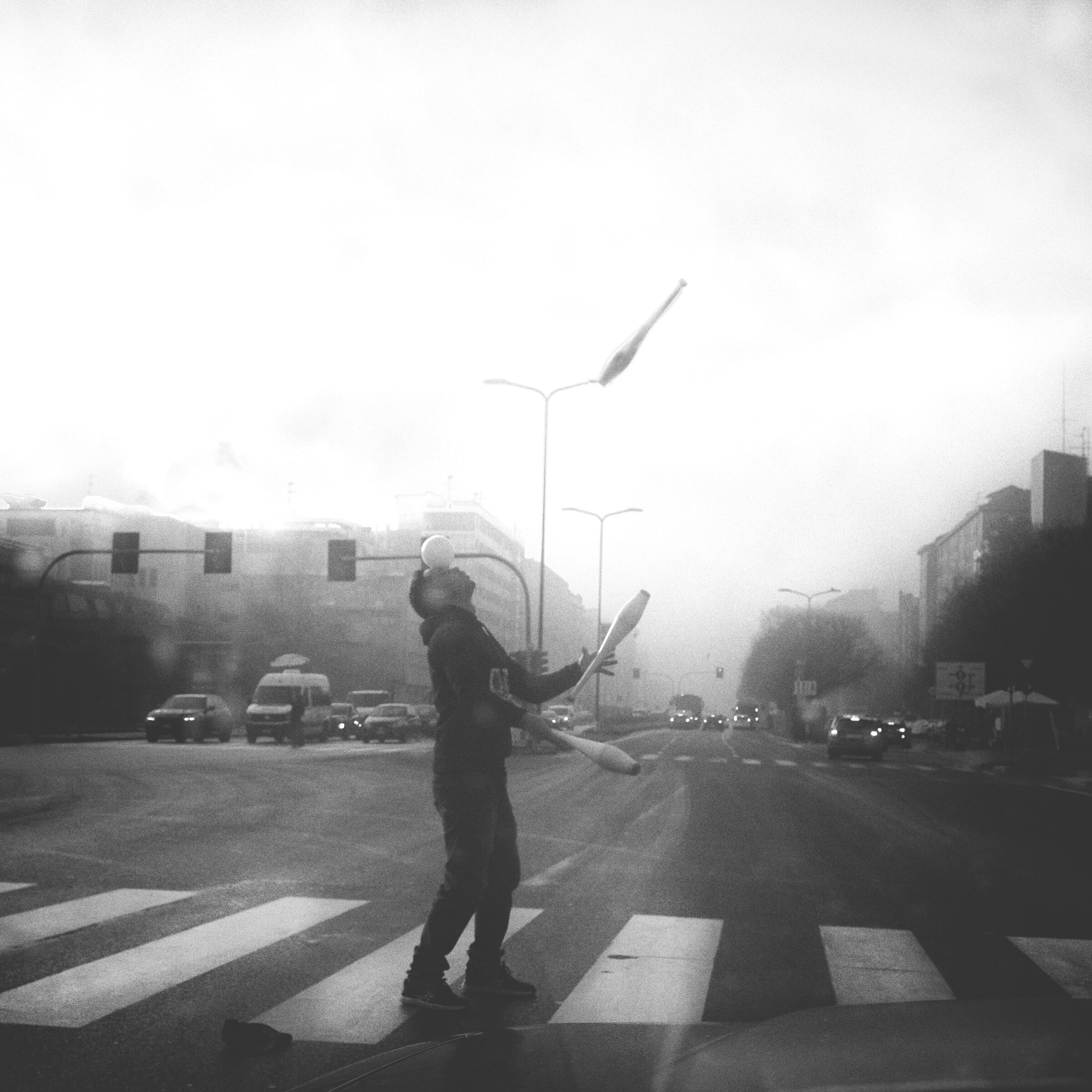 Artista di strada, in tutti i sensi.