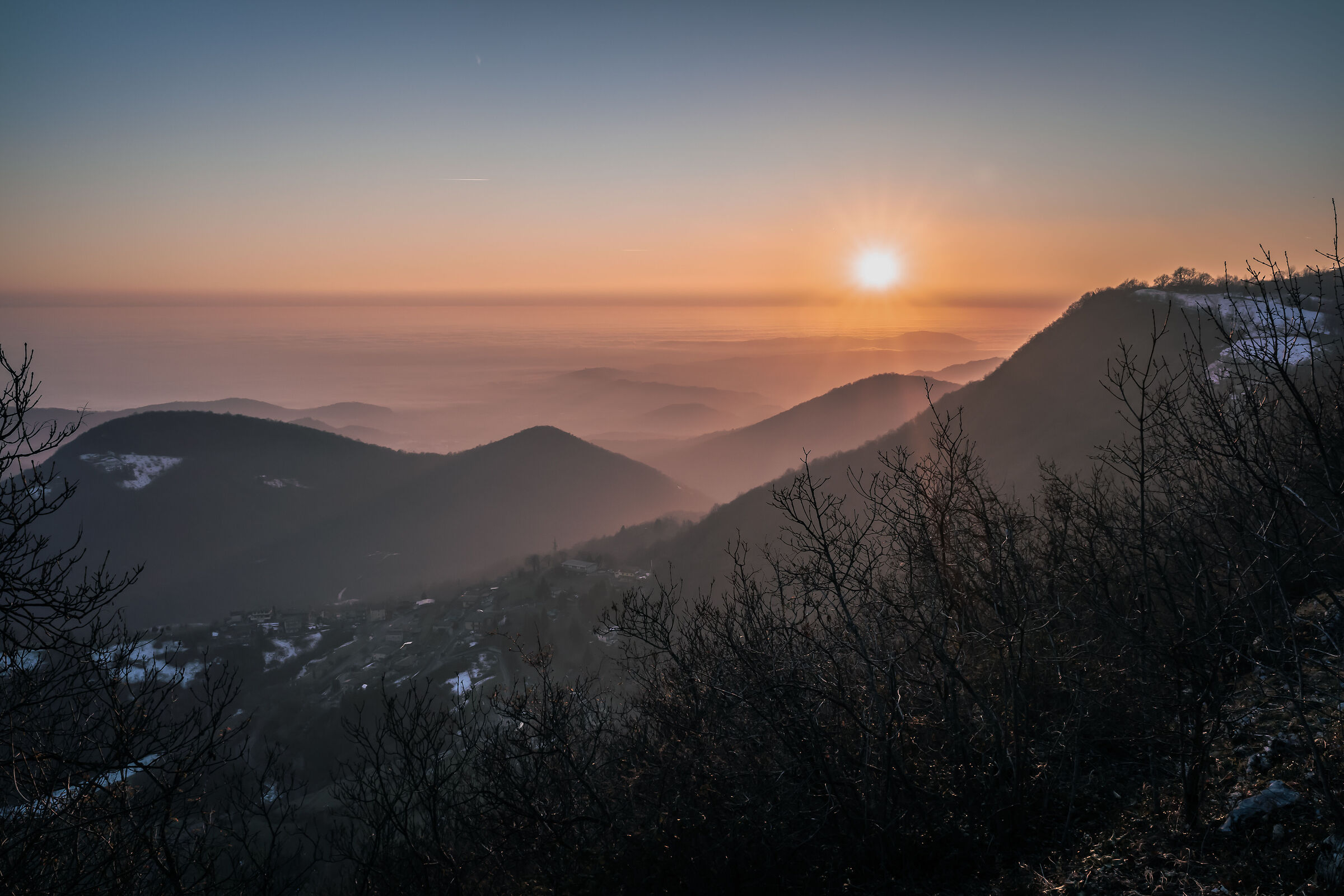 Tramonto su un mare di nebbia