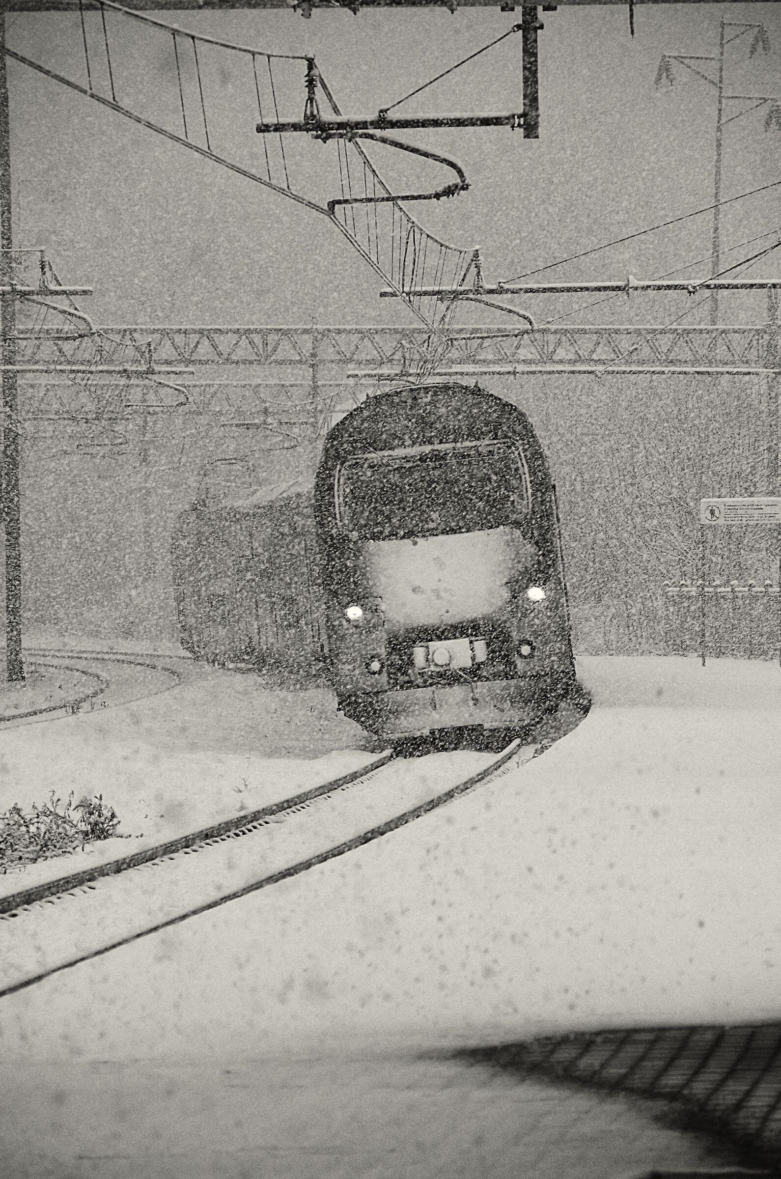 In stazione n. 6 -Sotto la neve il treno arriva ...