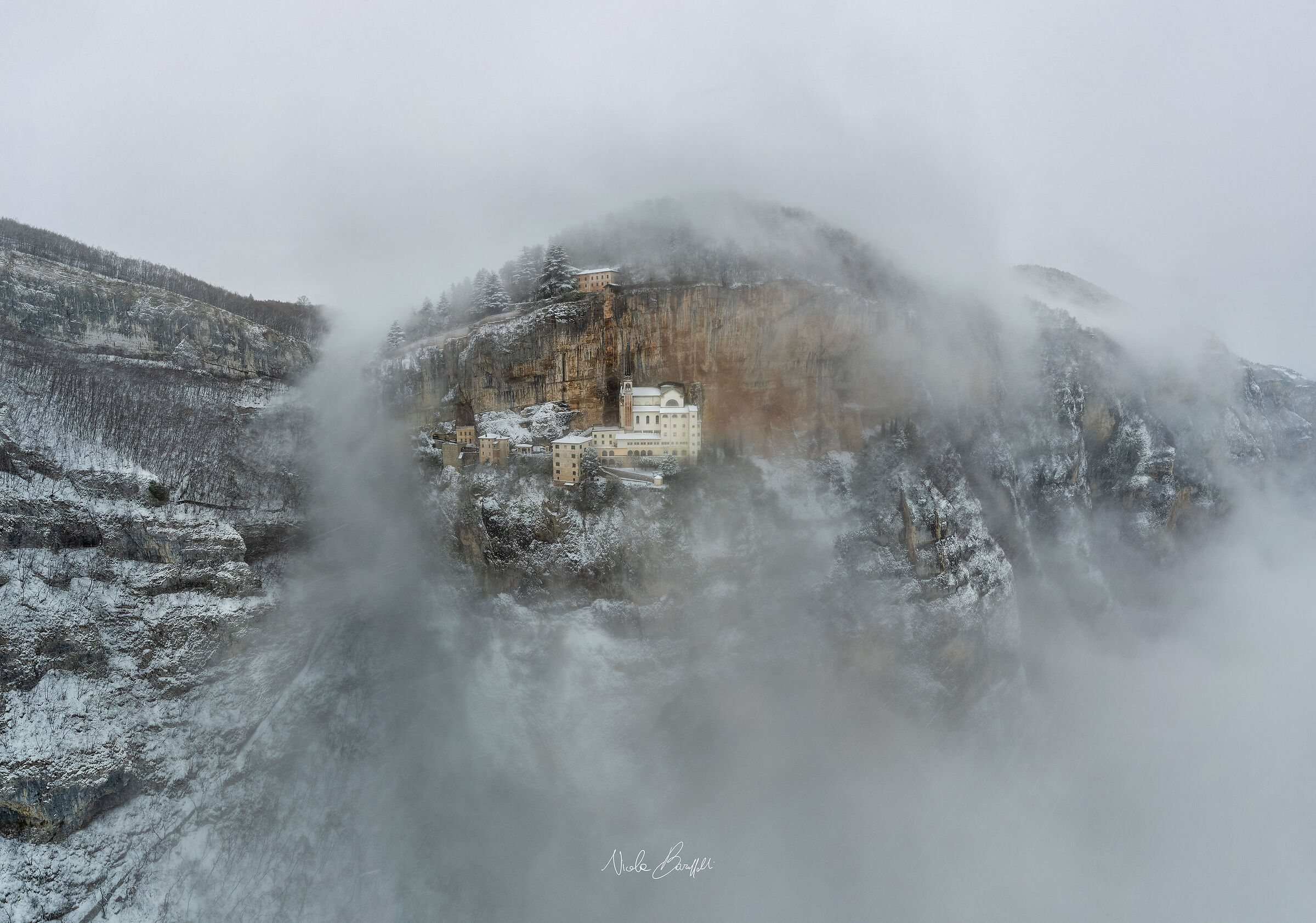 La nebbia incornicia il Santuario