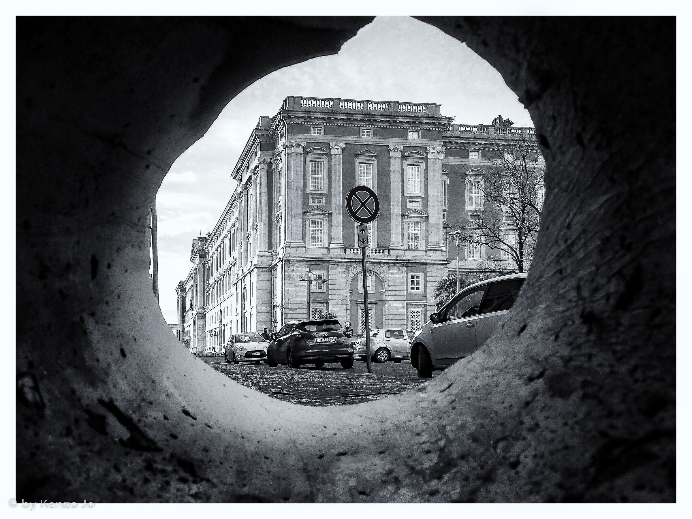 Reggia in BW con... divieto di sosta?