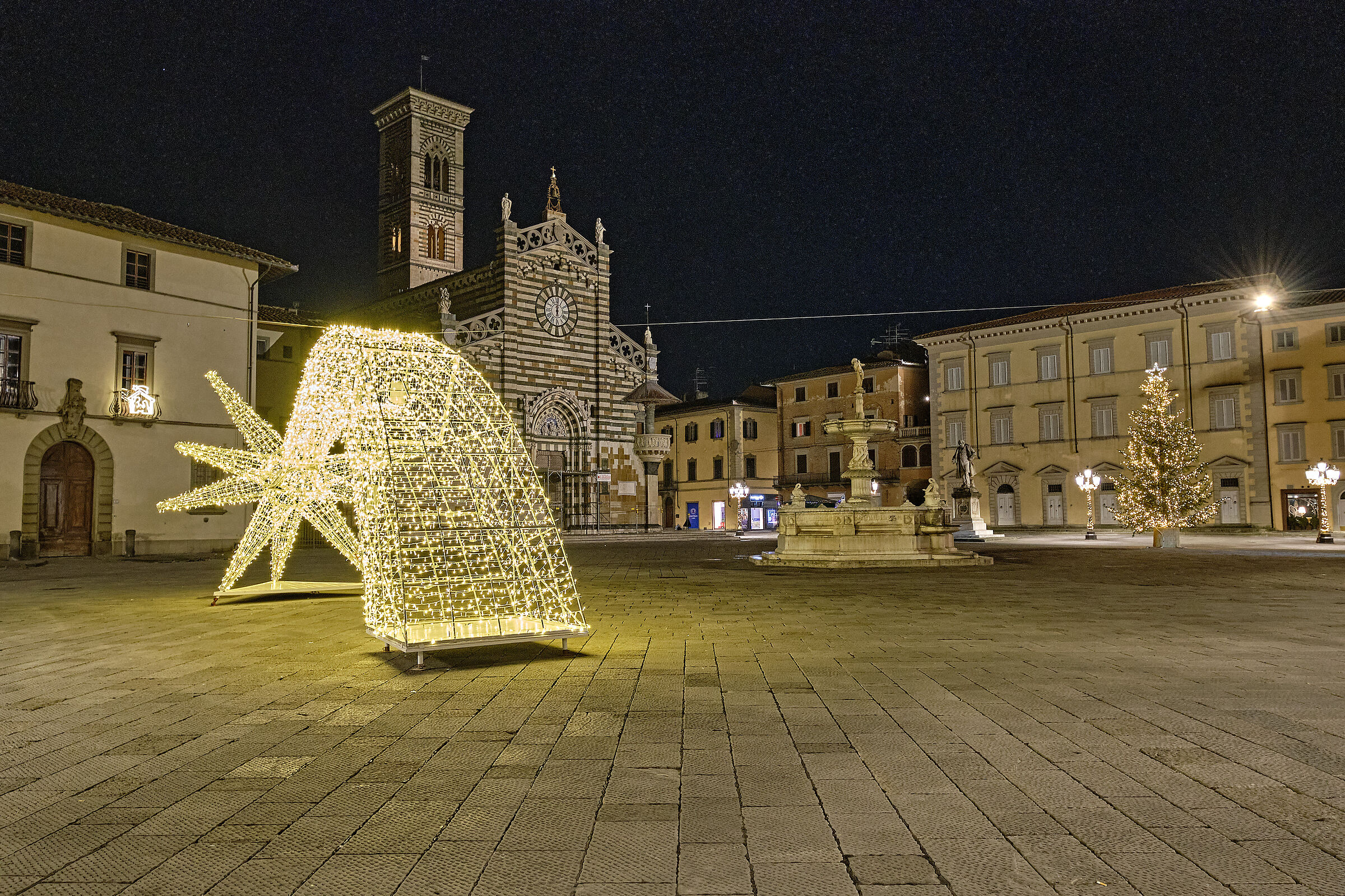 Prato - La piazza del Duomo illuminata a festa