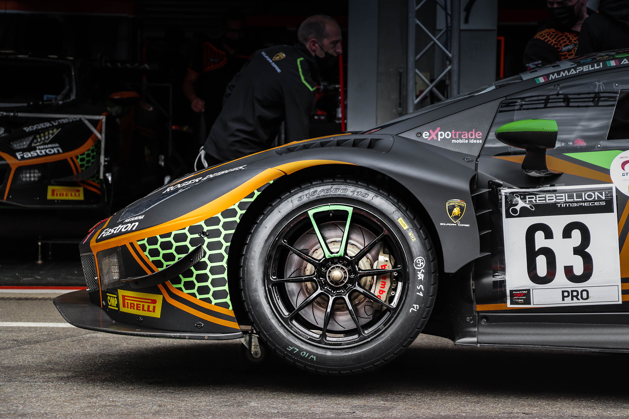 La Huracan Orange1 al box