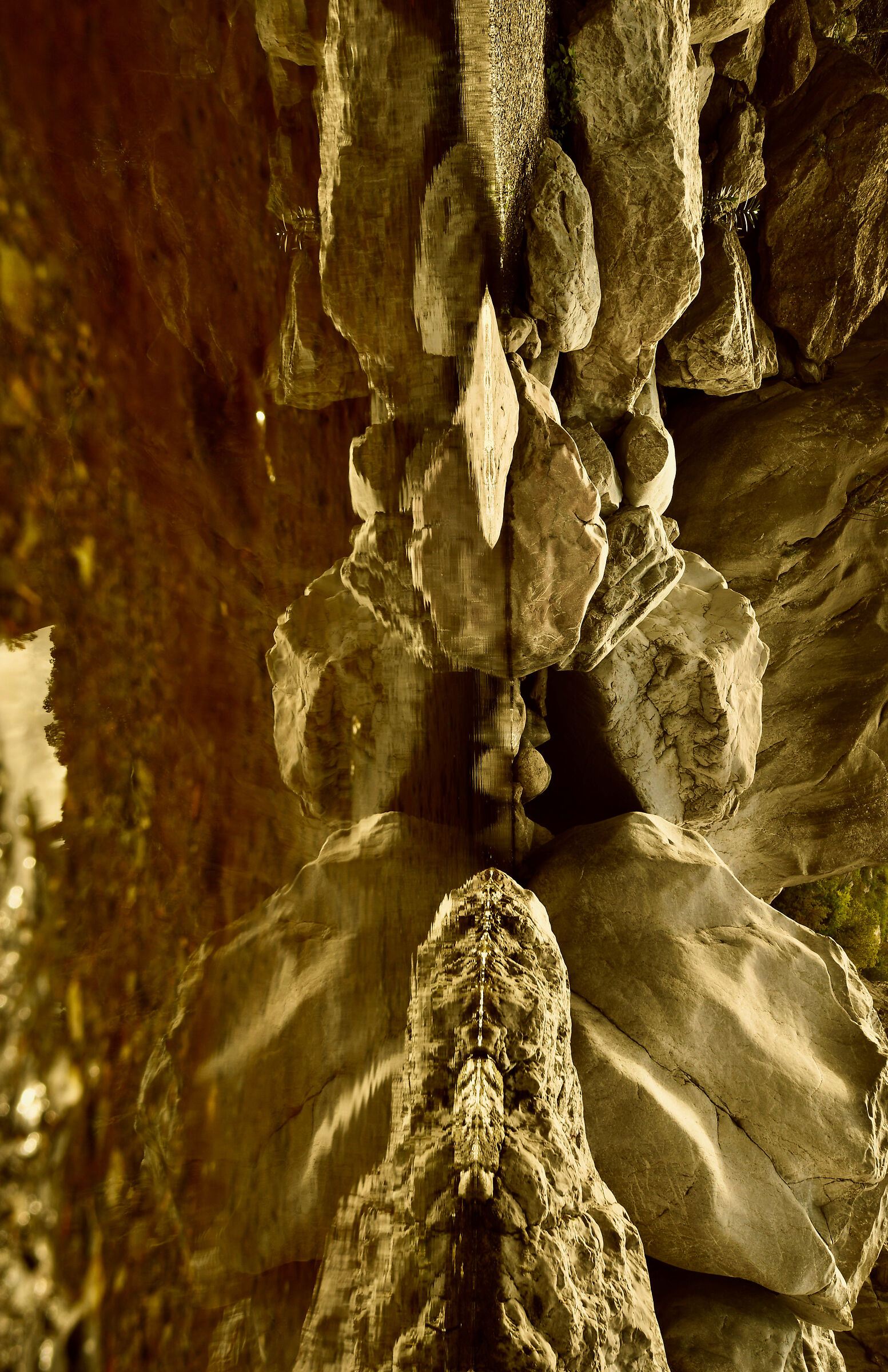 . . . pietre scolpite dall'acqua . . .