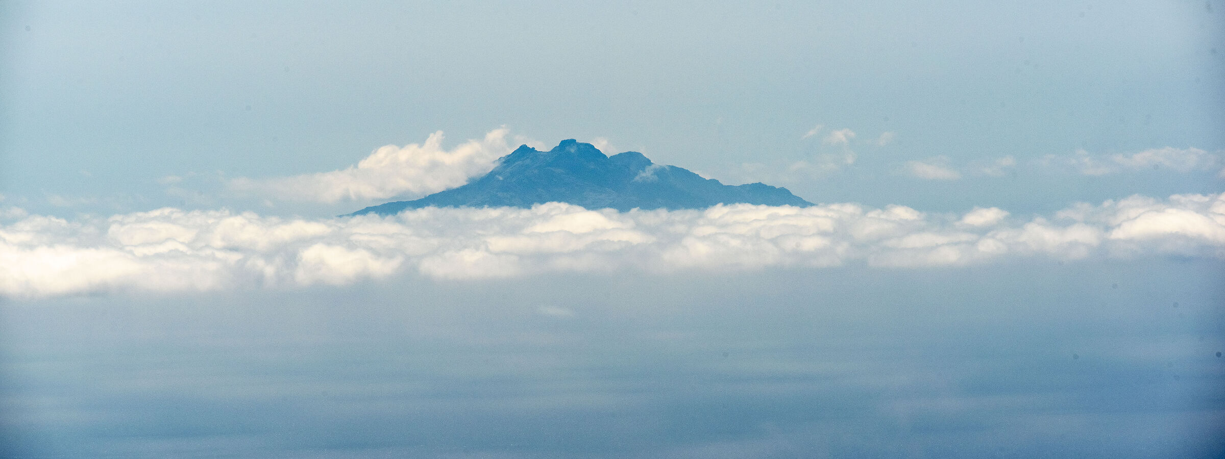 Montecristo spunta tra le nuvole