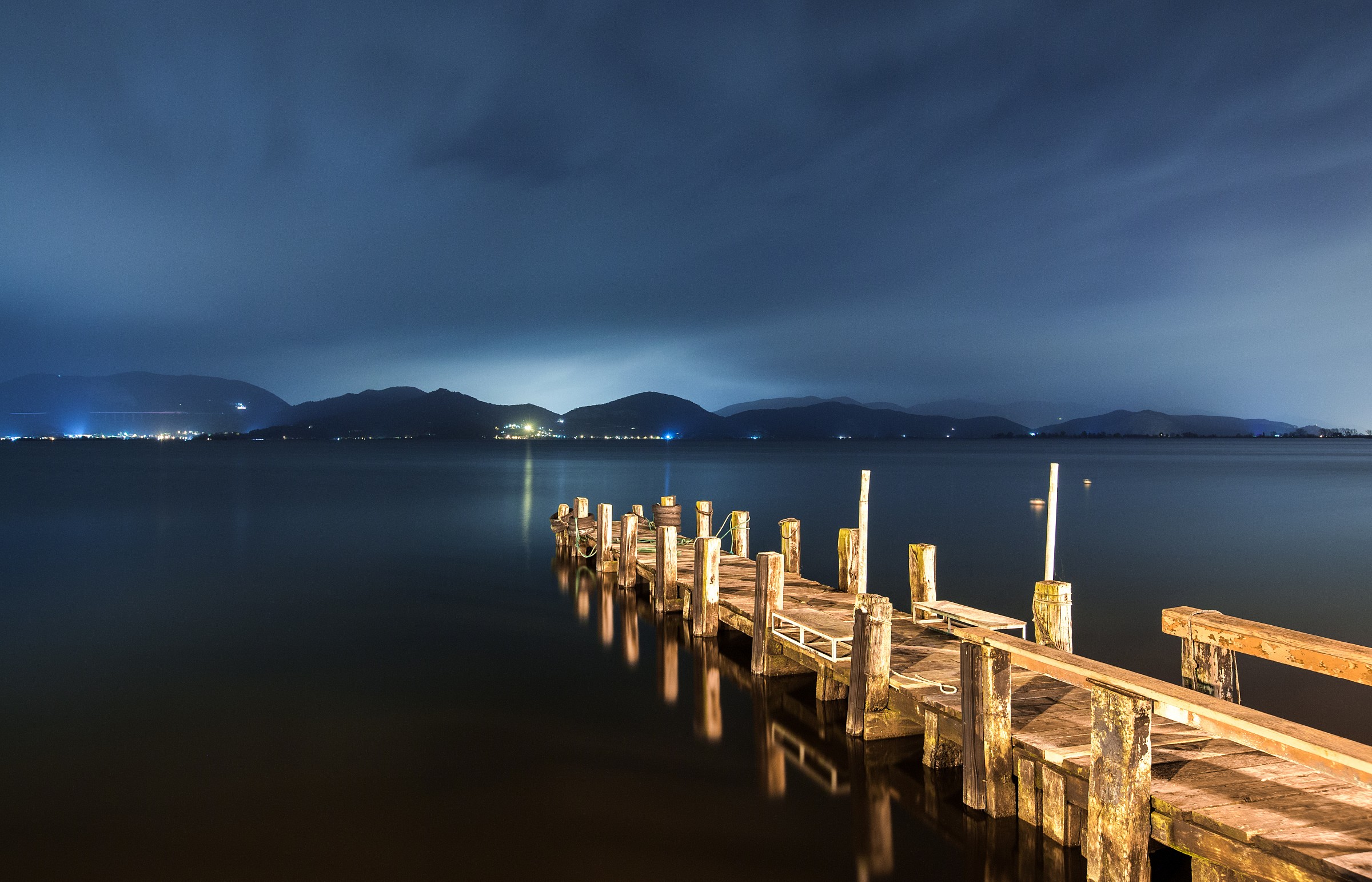 sporgendosi nel lago