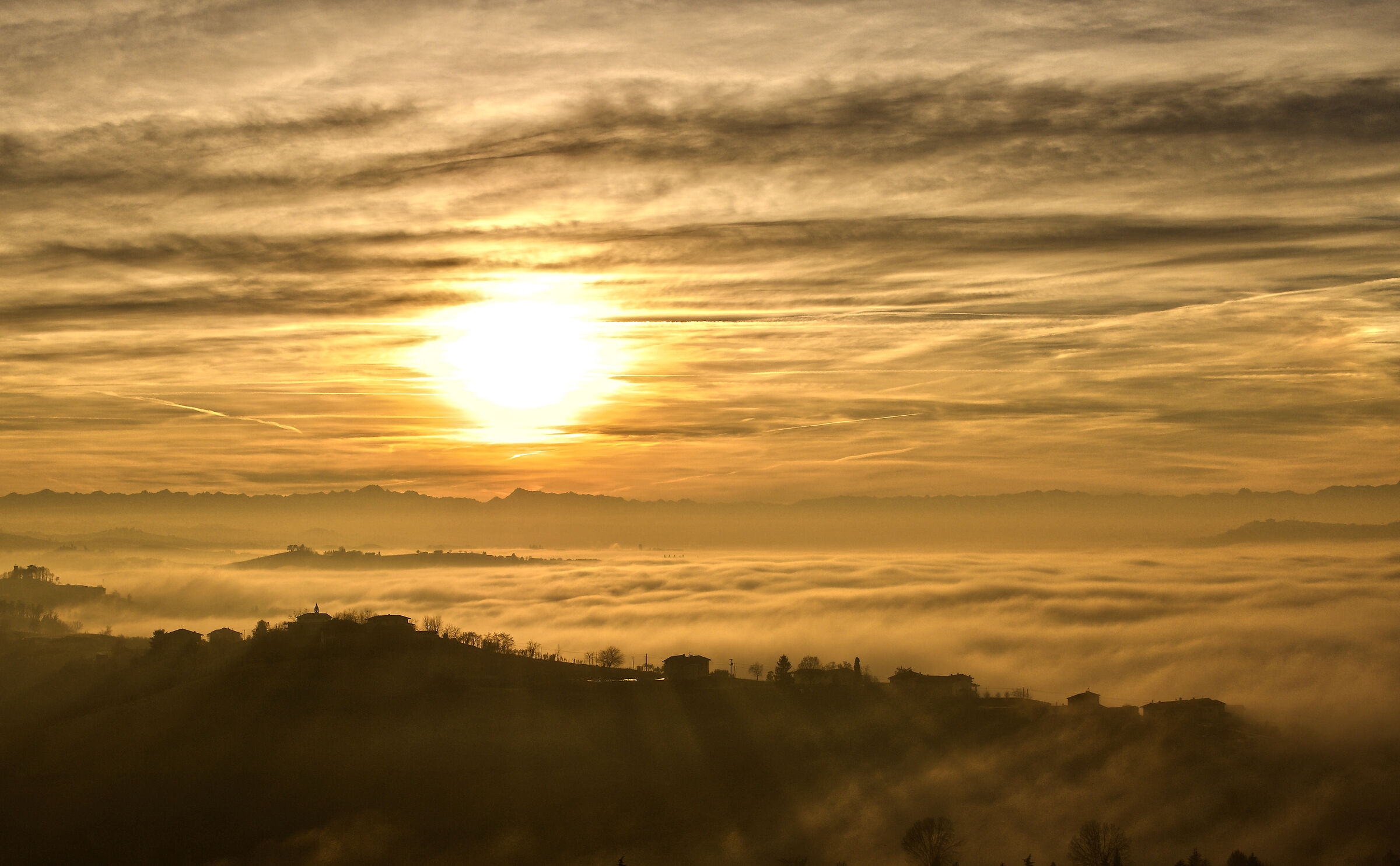 sole e nebbia
