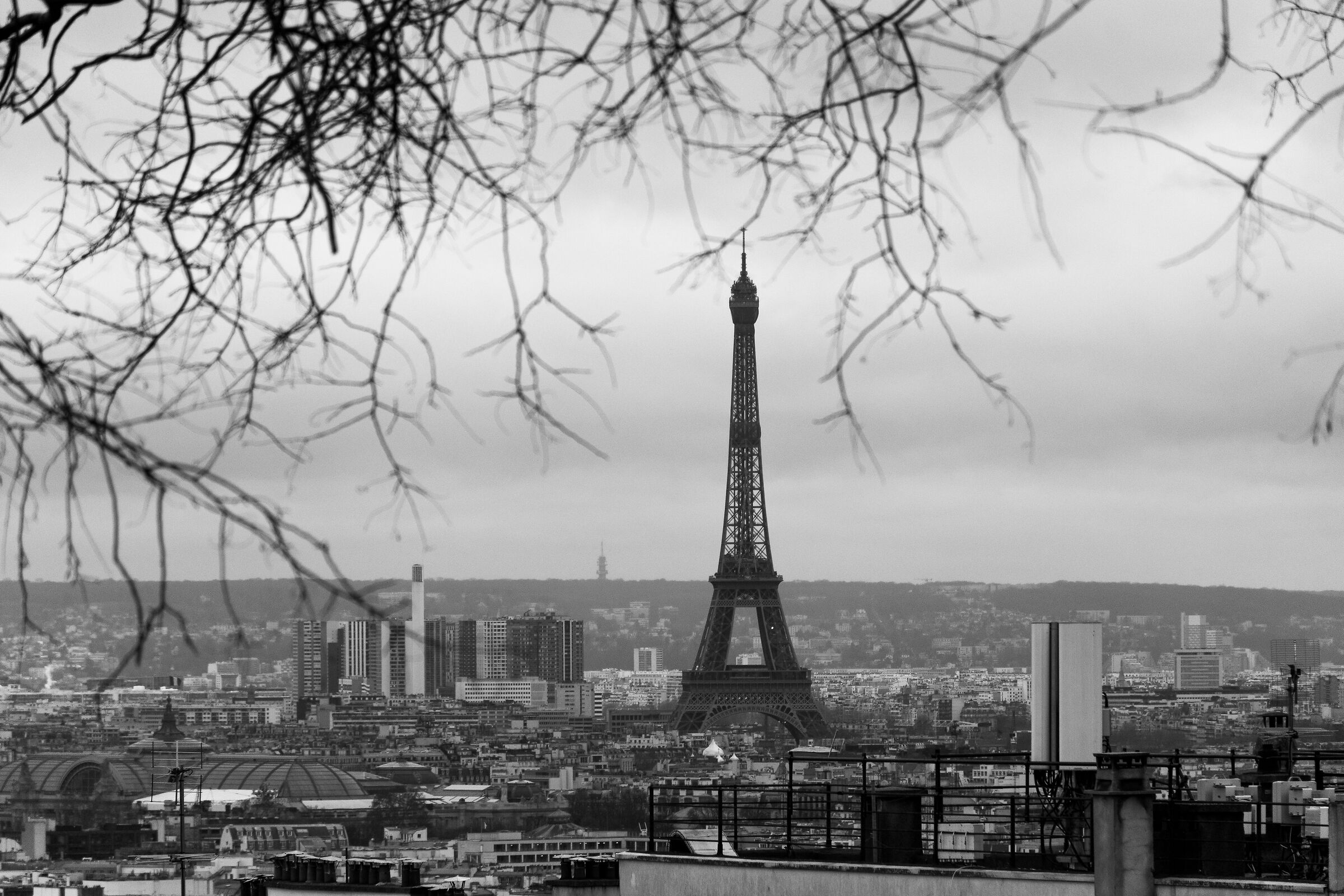 It's Paris.Don't come here for the time. (Adrian Leeds)