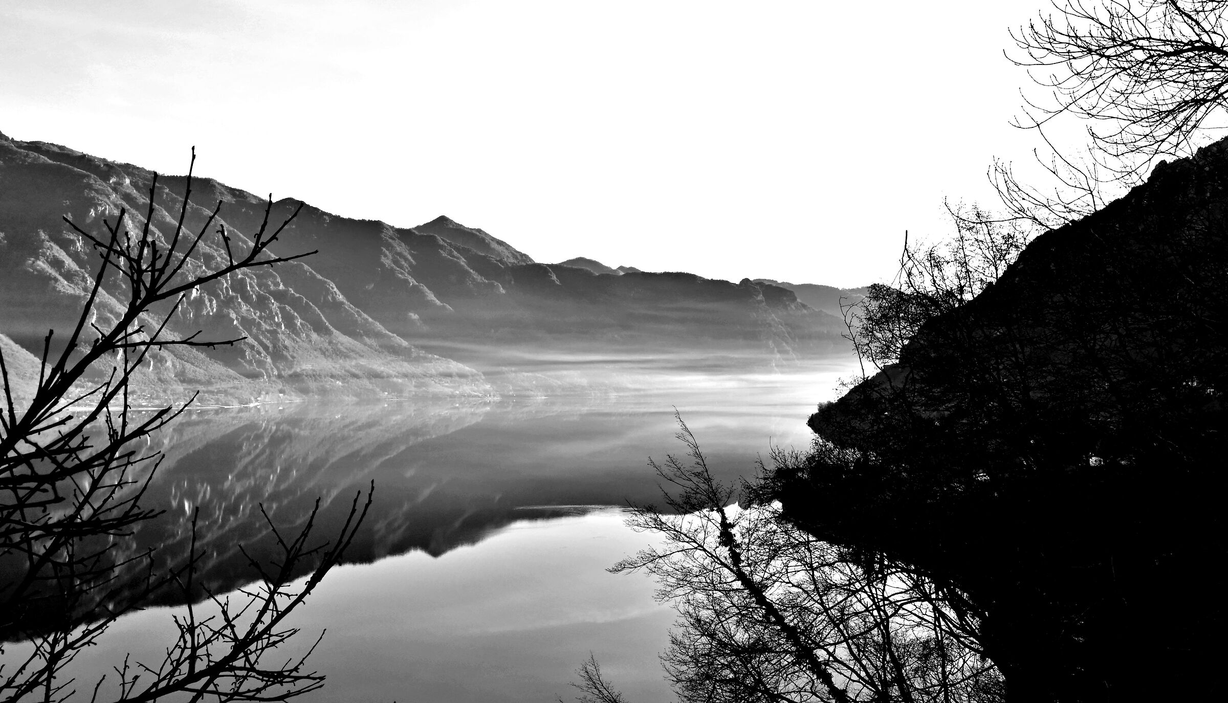 Foschia e riflessi sul lago d'Idro