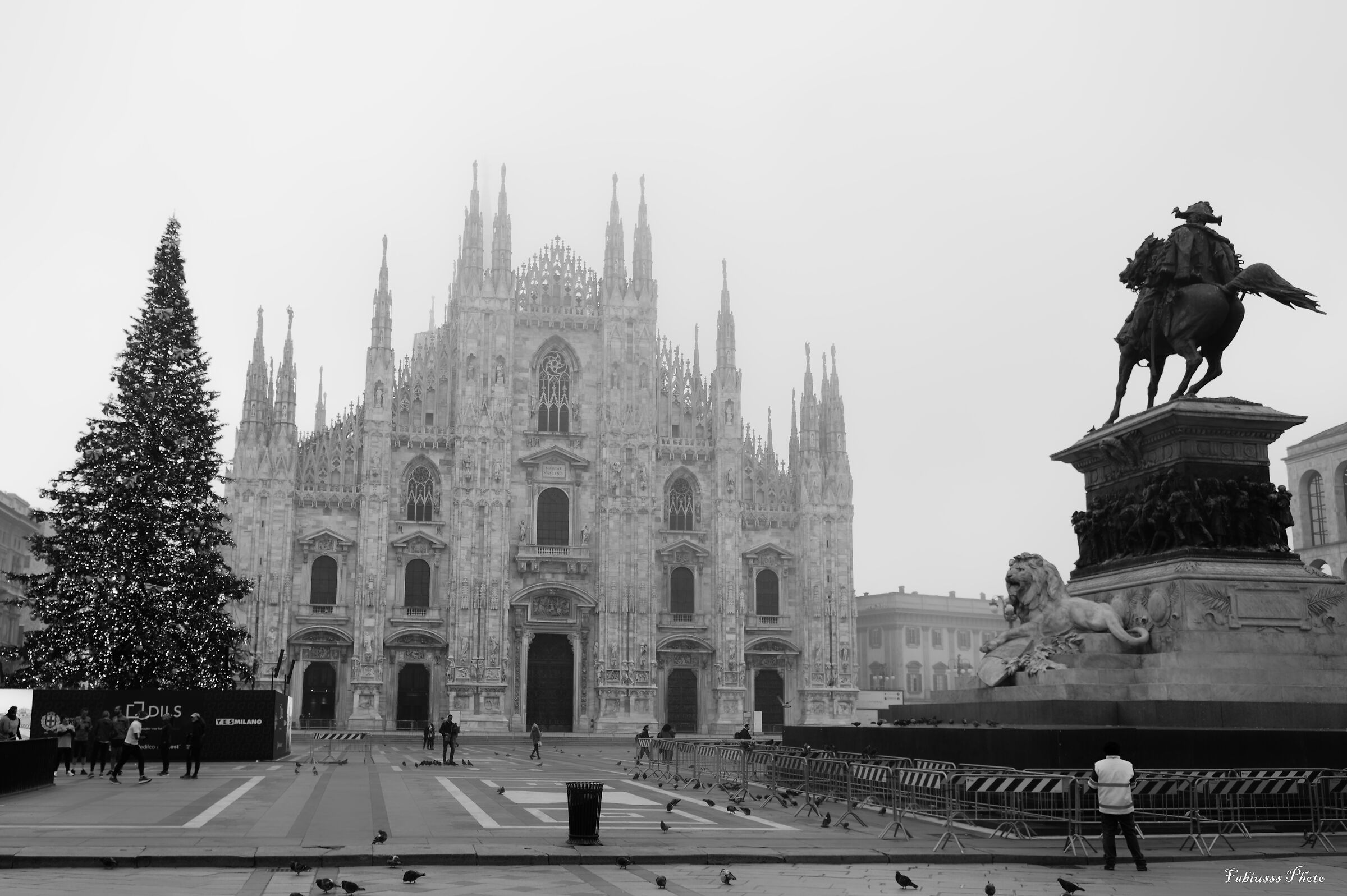 La "Madunina" nella nebbia del primo mattino