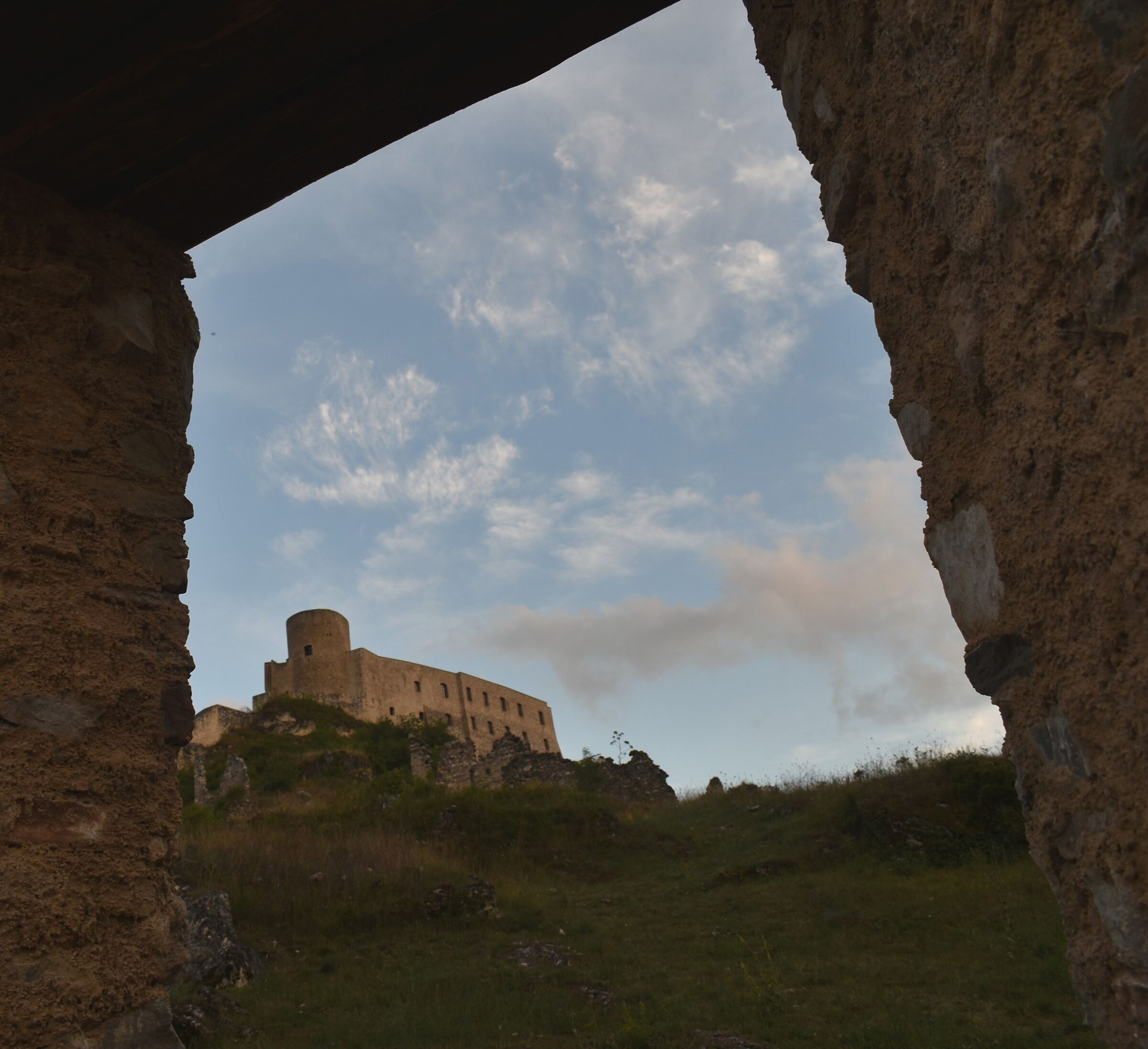 Una finestra sul Castello Caracciolo