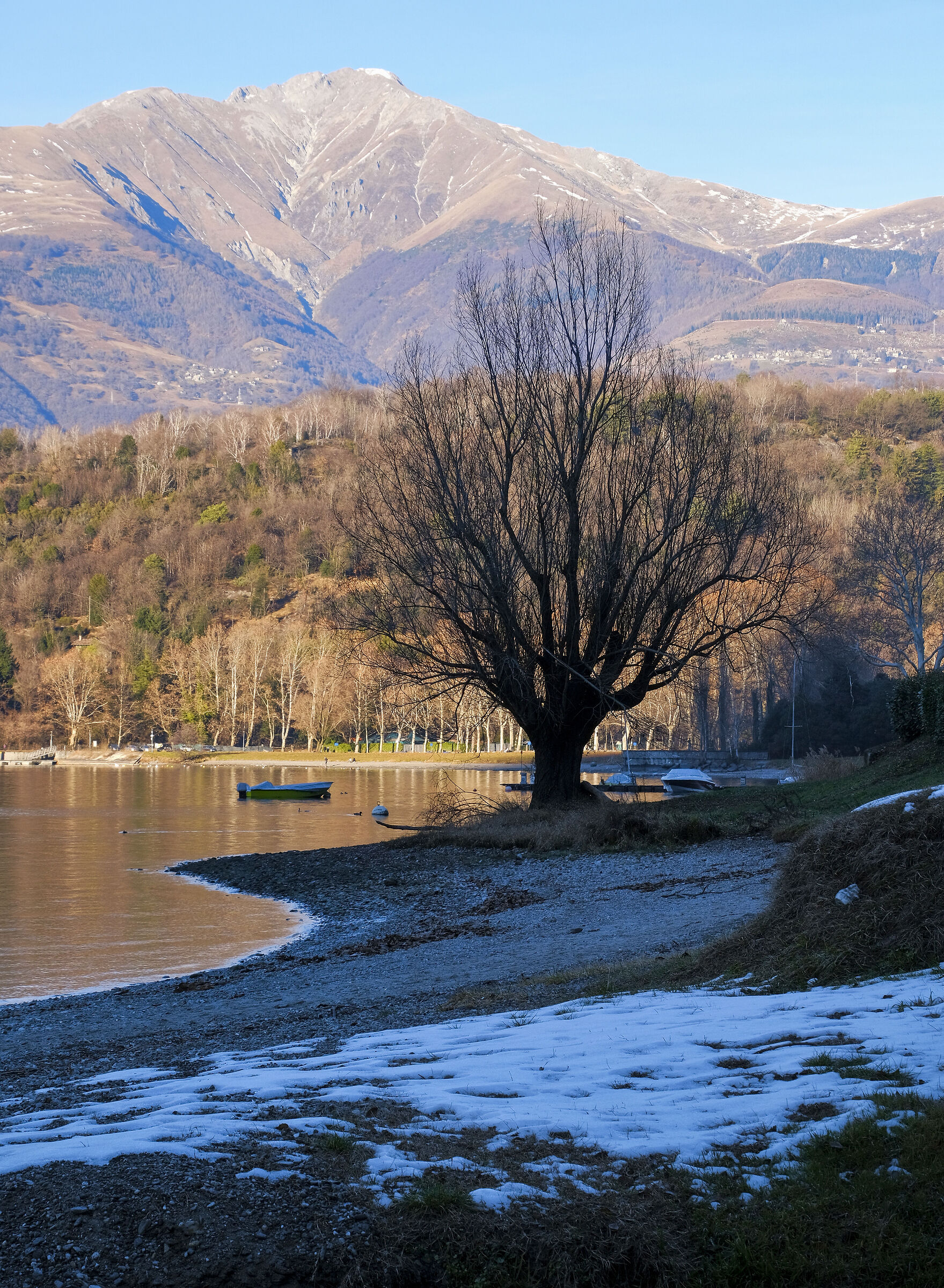 Laghetto di Piona , alle spalle Sasso Canale 2411m