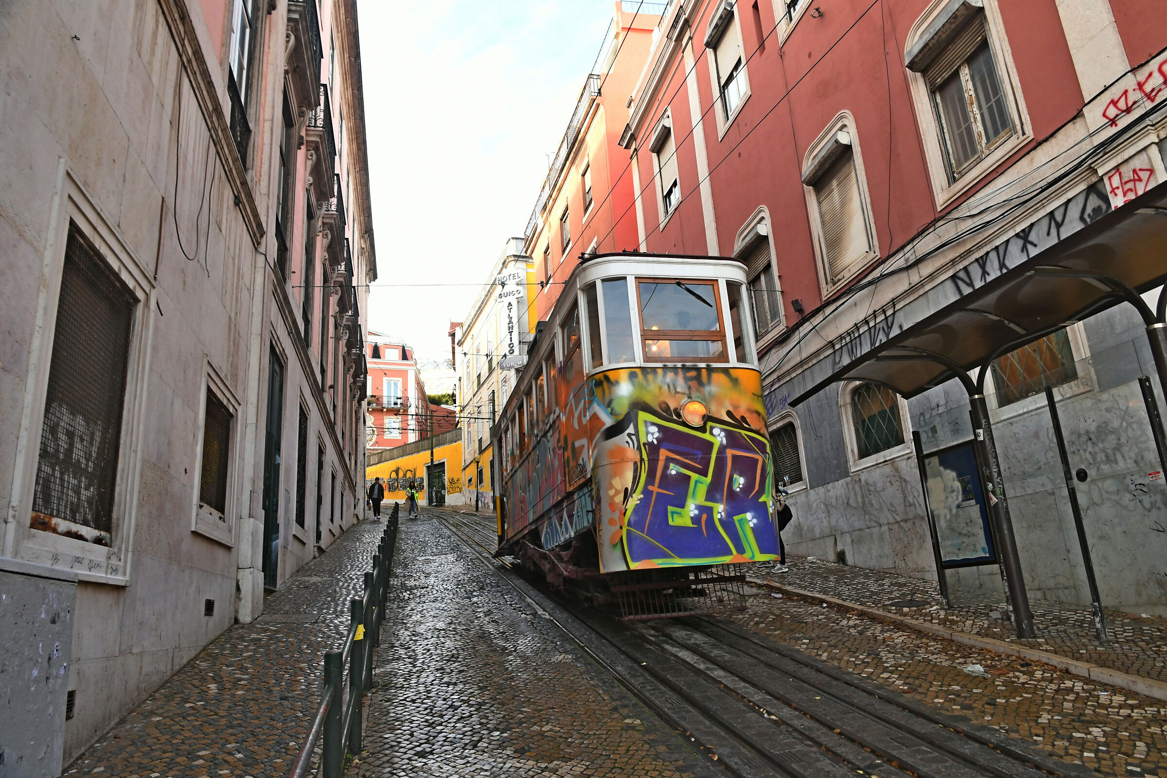 Lisbona - Tram per Barrio Alto
