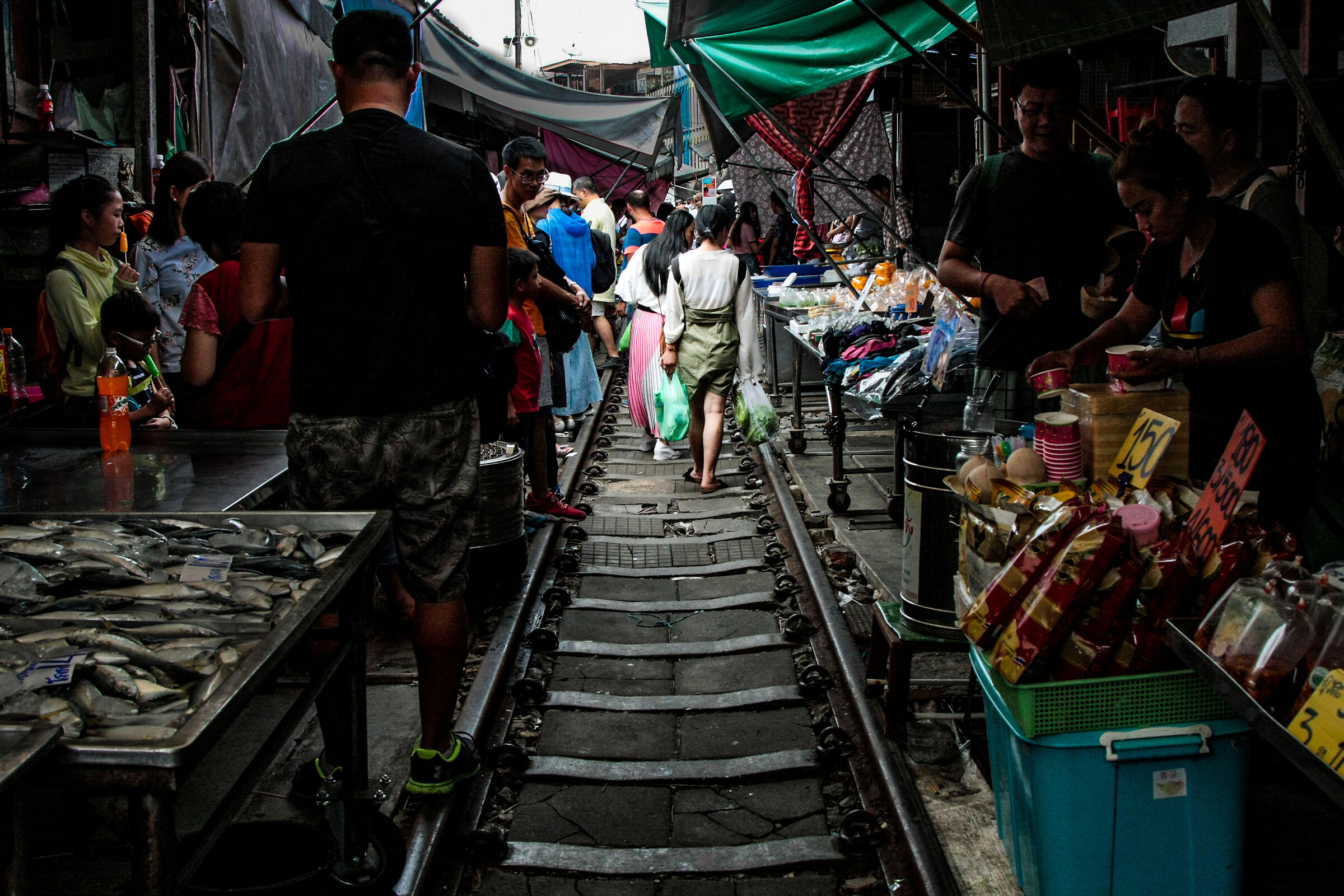 Ragazze al mercato sulle rotaie