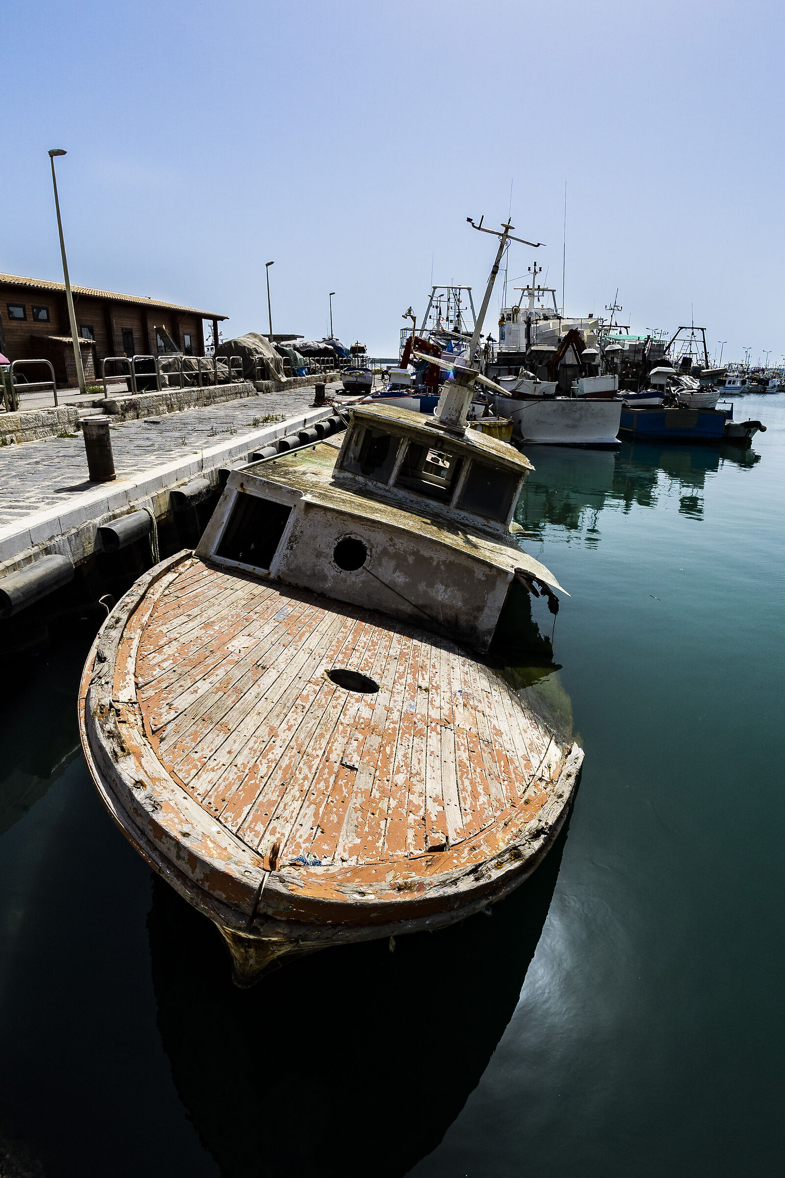 Nave sfondata a Sciacca