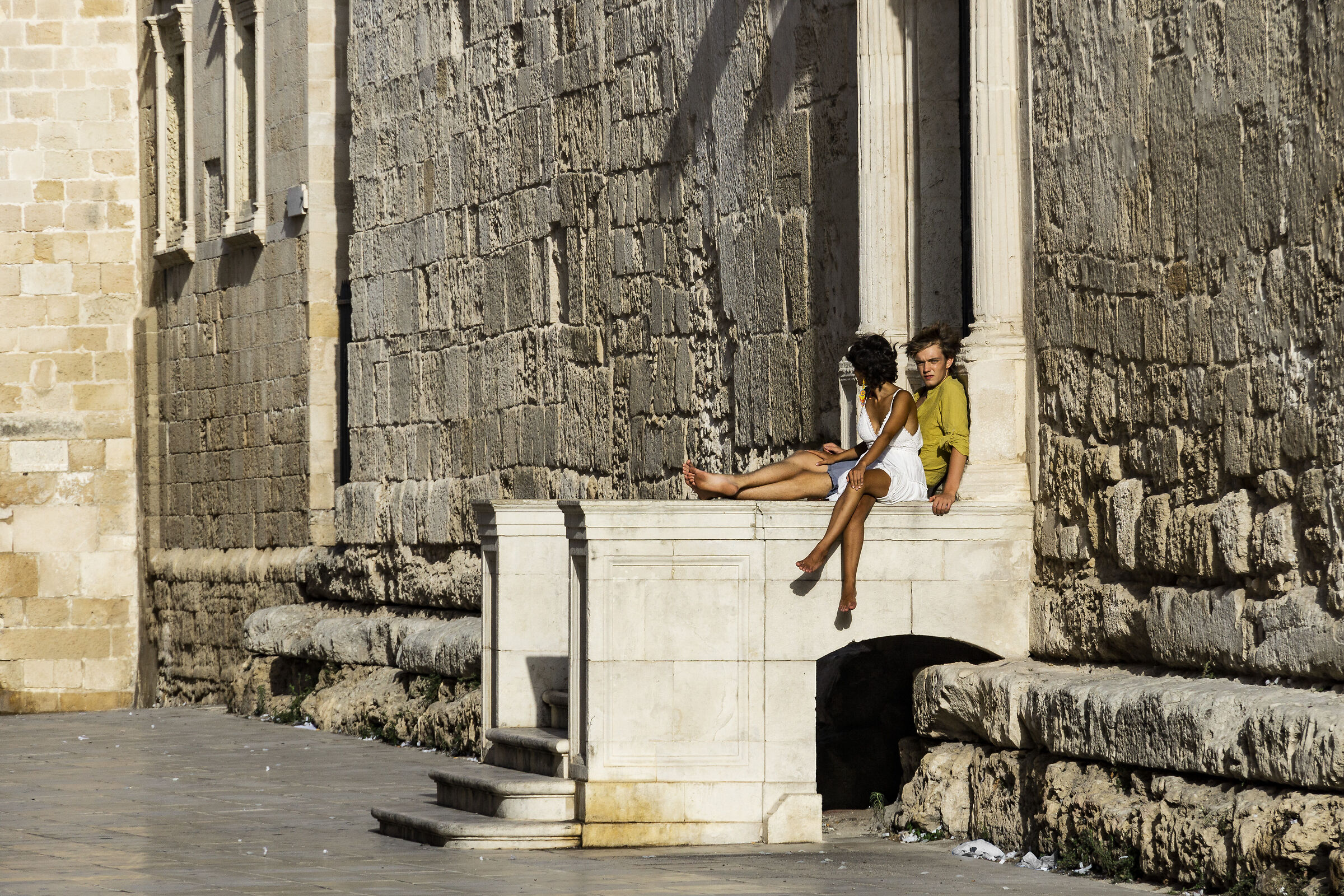 A piedi nudi sul muretto