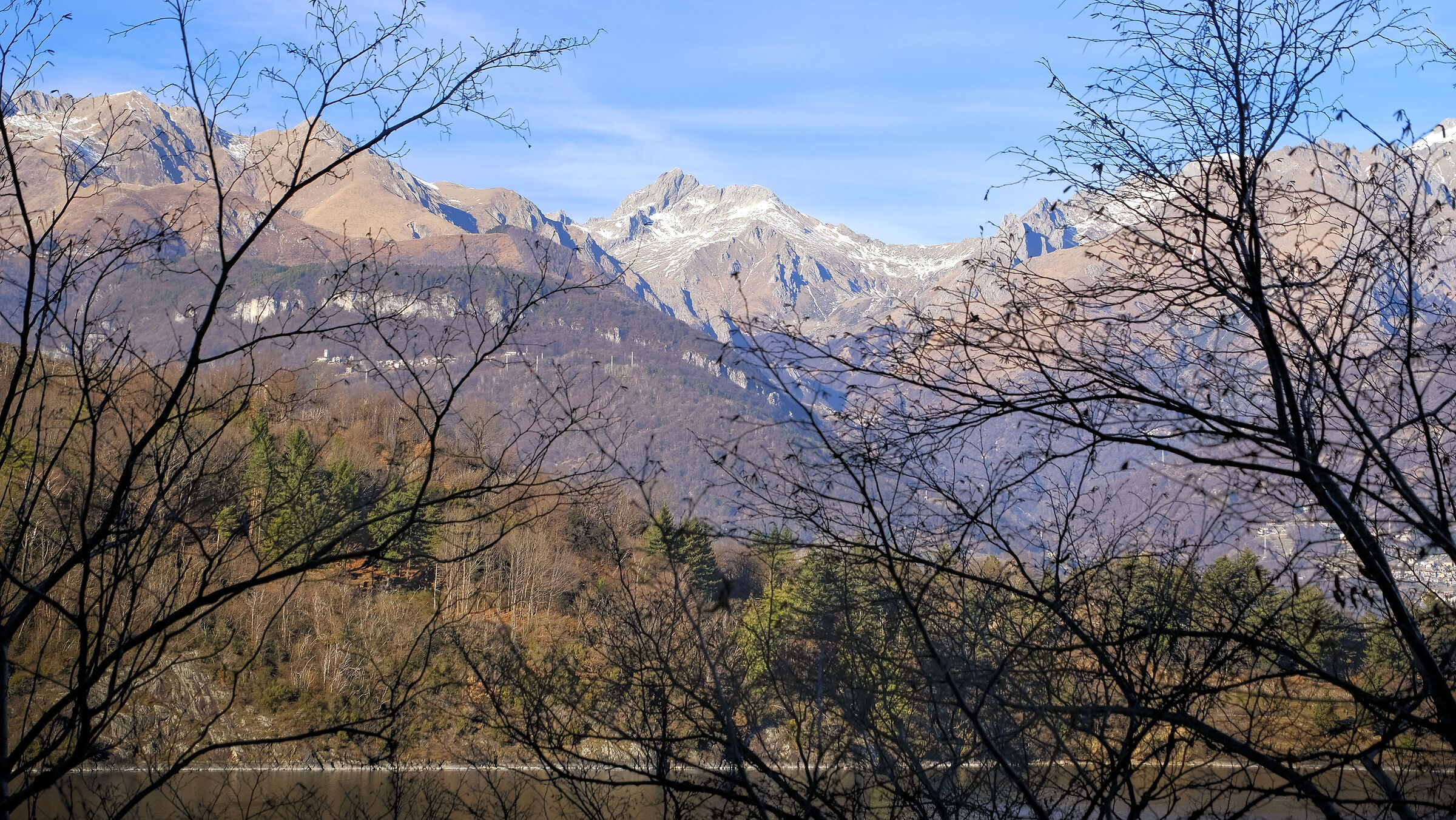 al centro Monte Cardinello visto dalla Baia di Piona