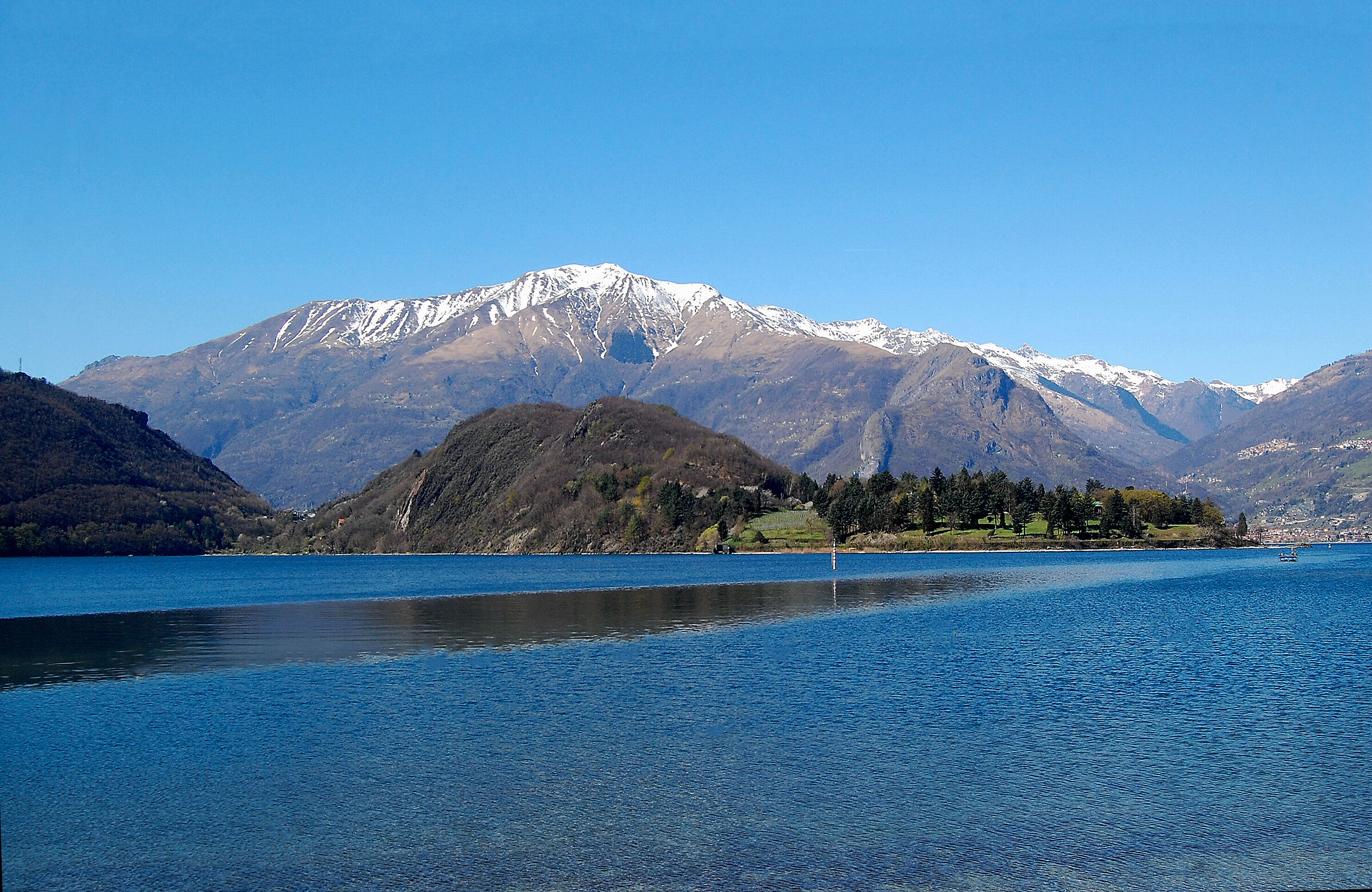 Lake Piona: the games of the breeze on the water