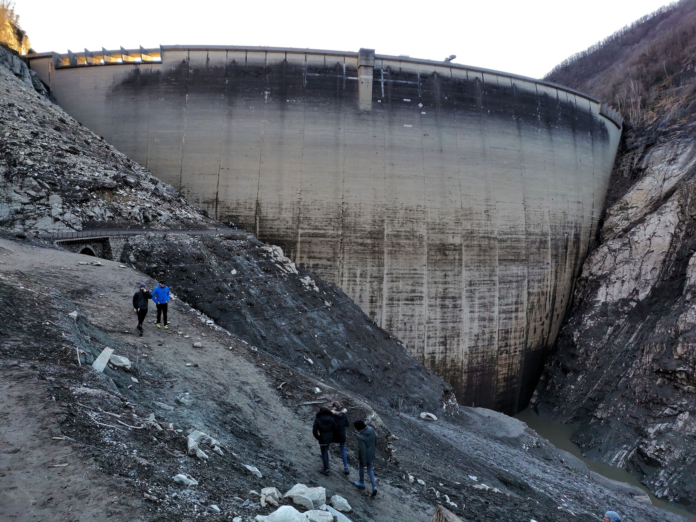 Camminando nel lago vuoto della Verzasca
