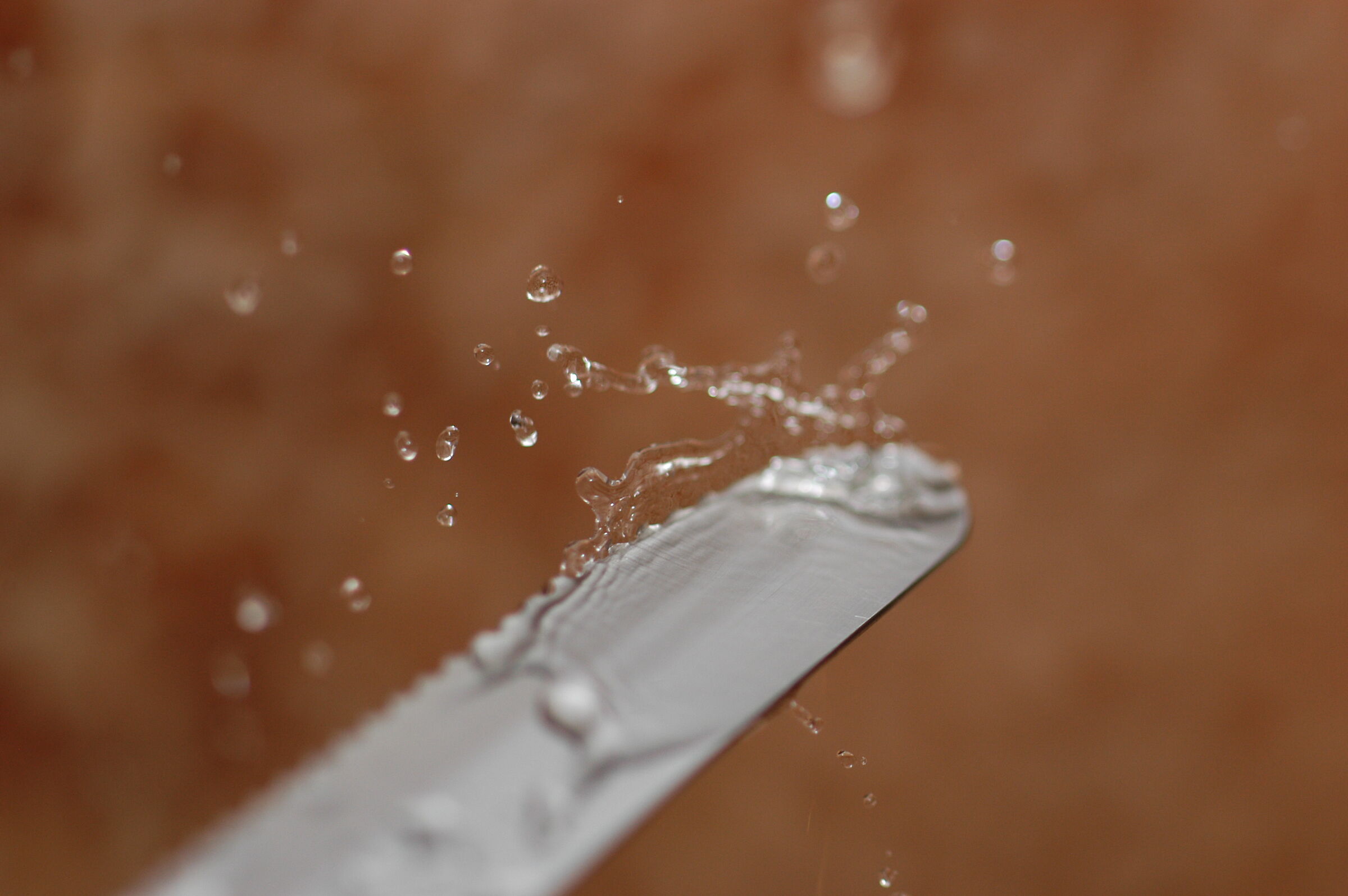 Drop breaking on knife blade