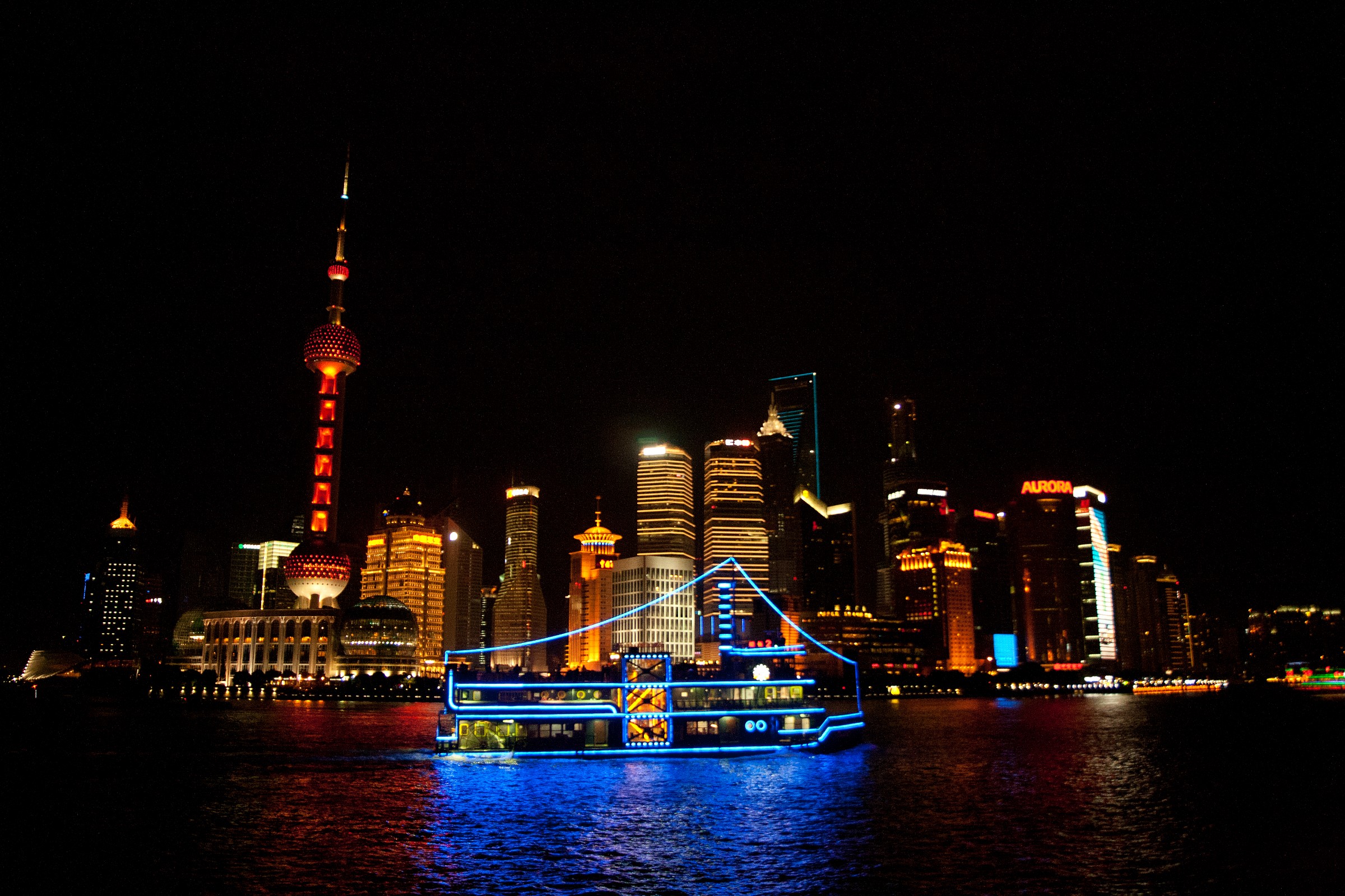 Finanza notturna in barca.