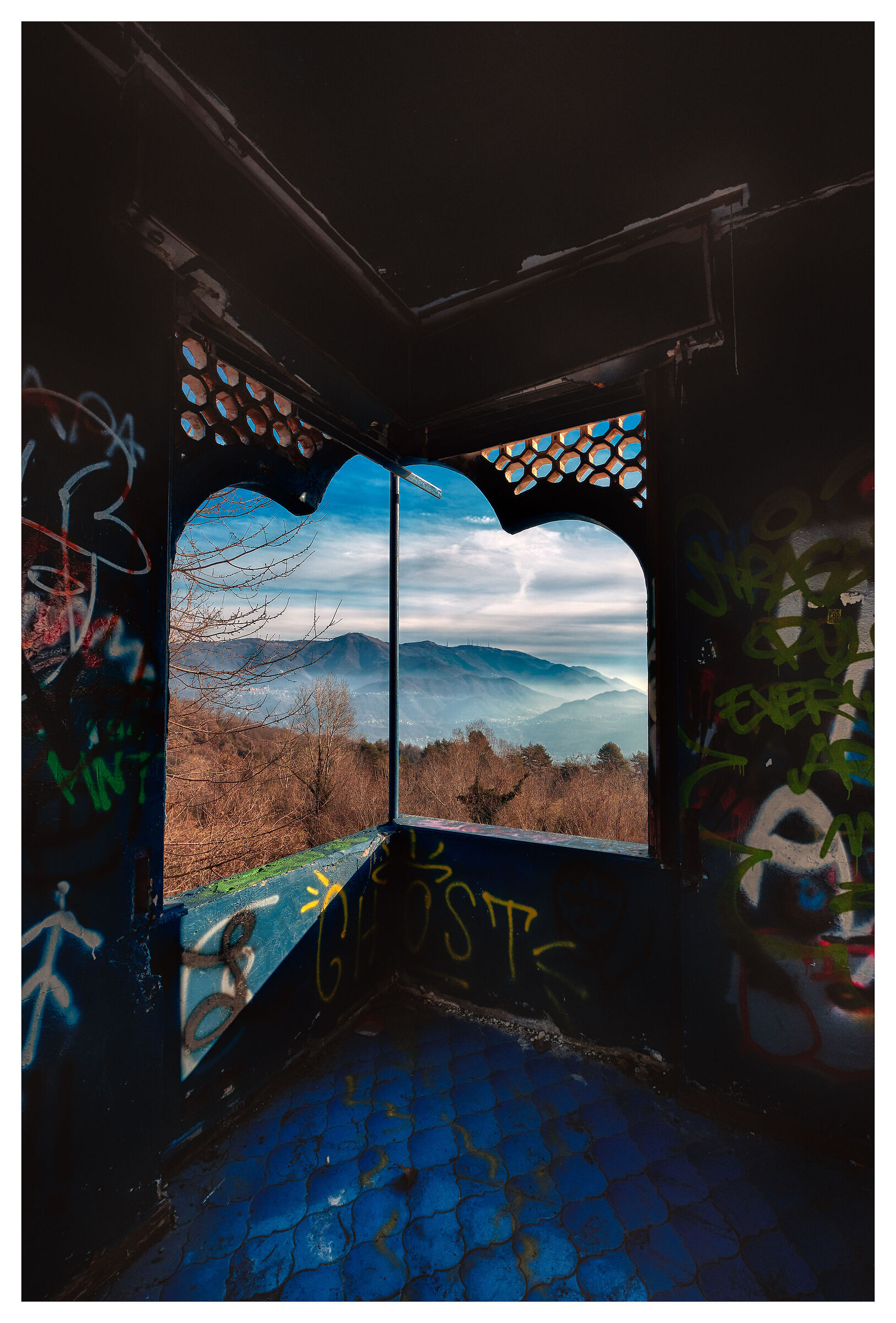 The room with blue floors
