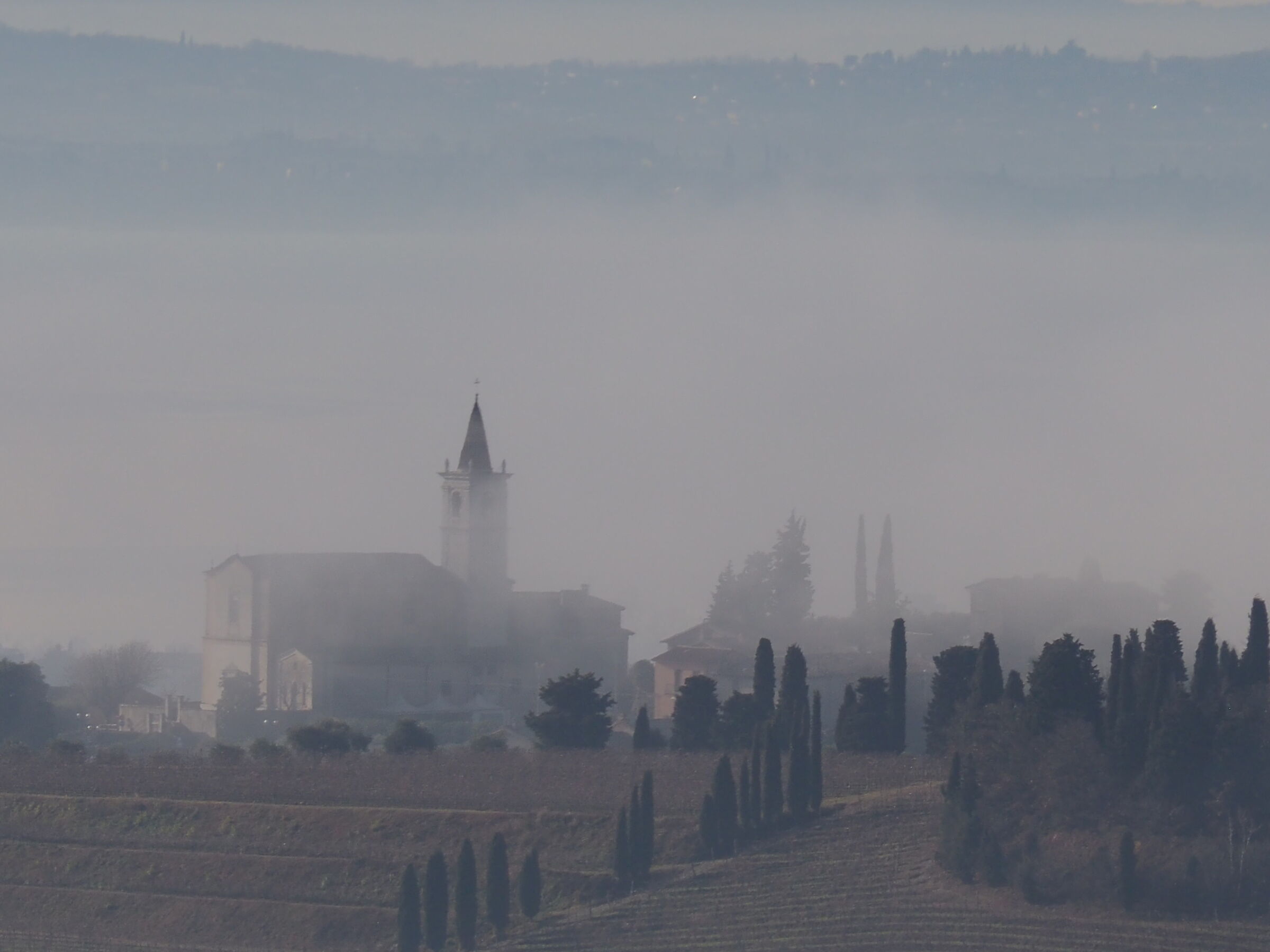 Veneto: chiesa nella nebbia