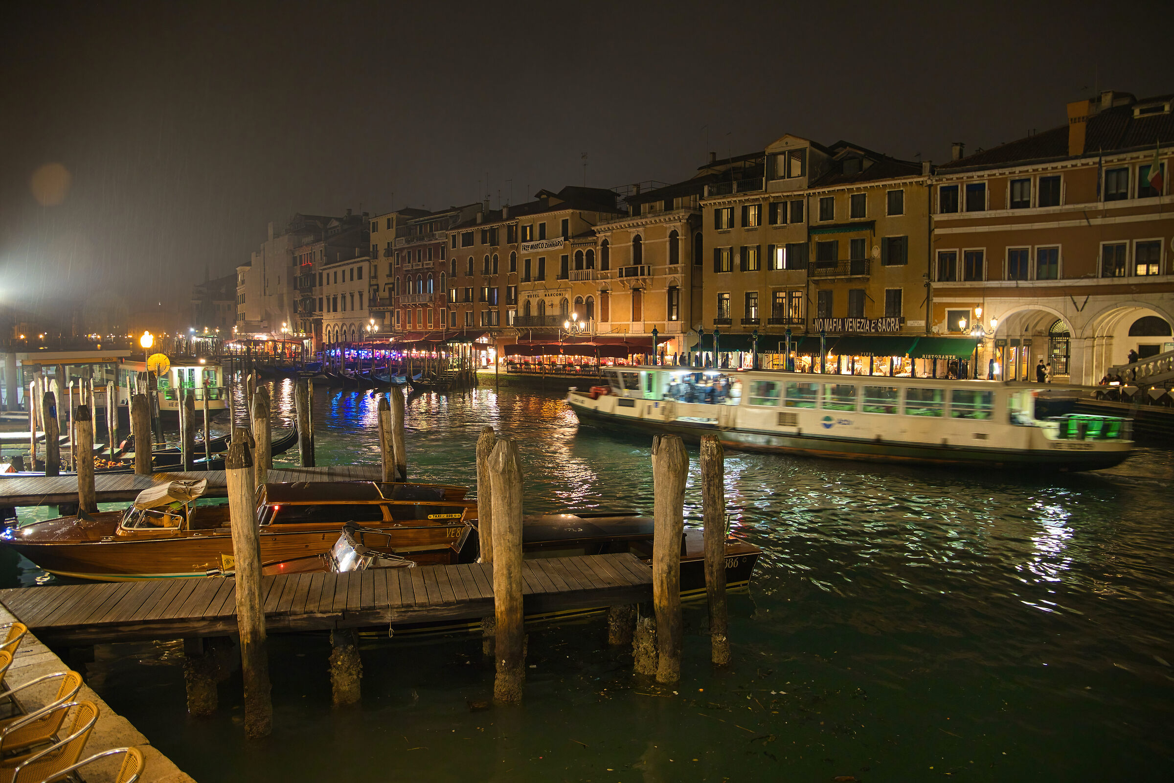 Battello sul Canal Grande