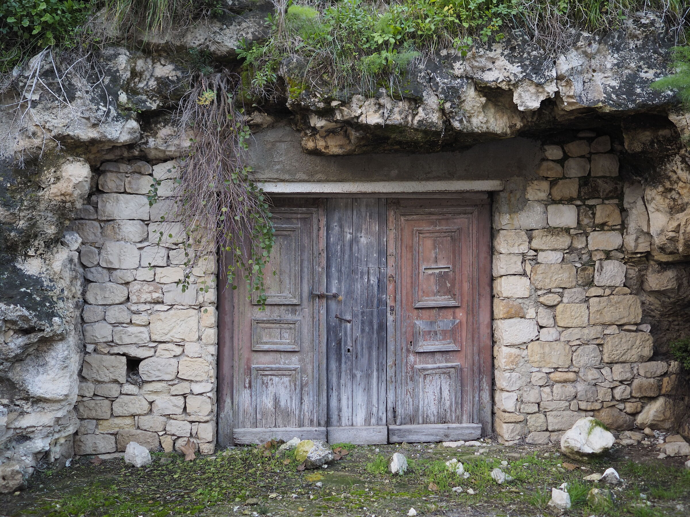 Vecchia porta nella roccia - Modica